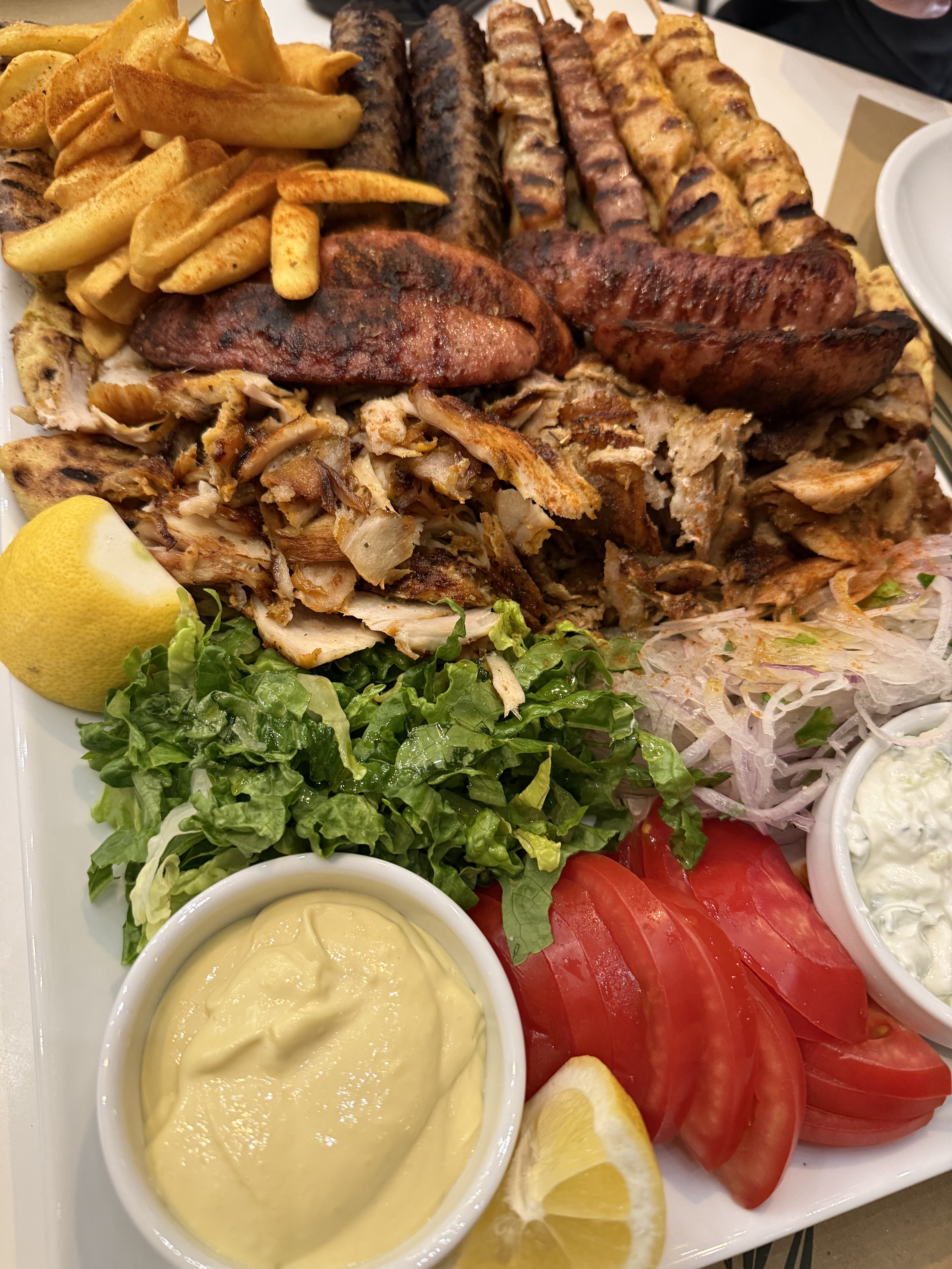 🇬🇷 Santorini Recap 复活节的尾巴去希腊啦，圣托里尼作为最后一站真的非常值得🥹
我们订了Oia的民宿，每天睡到自然醒，慢悠悠地逛蓝白小镇，随便走走都像明信片～
落地就租了车环岛自驾，开去了黑沙滩和灯塔，圣托里尼不仅只有蓝白！晚上从Fira开回Oia的路上，偶然发现满天繁星，一点都不输泰德峰
回到民宿坐在泳池边和大家一起喝酒吹风听歌聊天，希腊也许还会再来，但那一刻22岁的我们永远定格🤍
#留学英国 #ootd #英国留学生#圣托里尼 #希腊 #travel #海岛游 #plog @Graceyyy