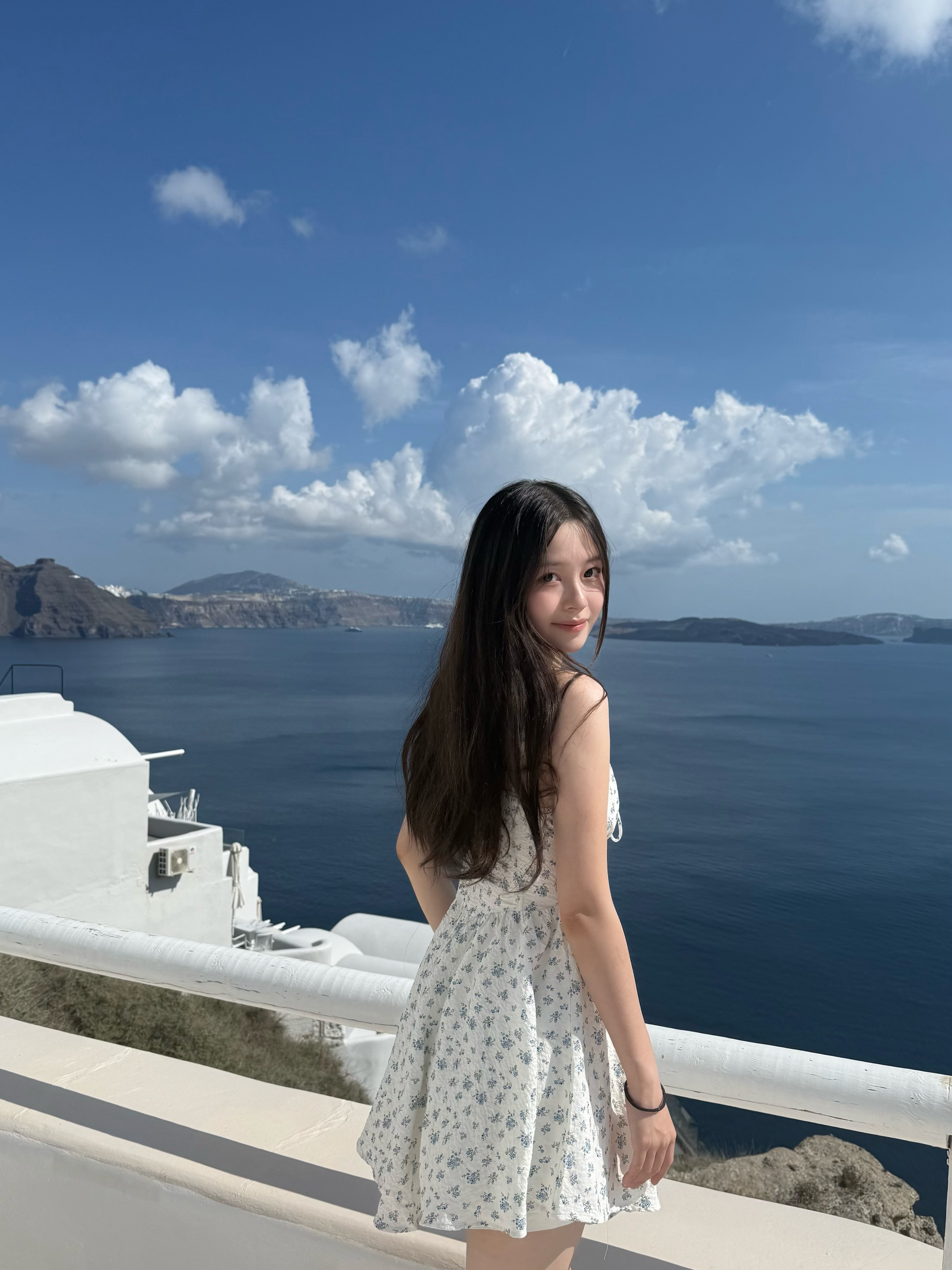 🇬🇷 Santorini Recap 复活节的尾巴去希腊啦，圣托里尼作为最后一站真的非常值得🥹
我们订了Oia的民宿，每天睡到自然醒，慢悠悠地逛蓝白小镇，随便走走都像明信片～
落地就租了车环岛自驾，开去了黑沙滩和灯塔，圣托里尼不仅只有蓝白！晚上从Fira开回Oia的路上，偶然发现满天繁星，一点都不输泰德峰
回到民宿坐在泳池边和大家一起喝酒吹风听歌聊天，希腊也许还会再来，但那一刻22岁的我们永远定格🤍
#留学英国 #ootd #英国留学生#圣托里尼 #希腊 #travel #海岛游 #plog @Graceyyy