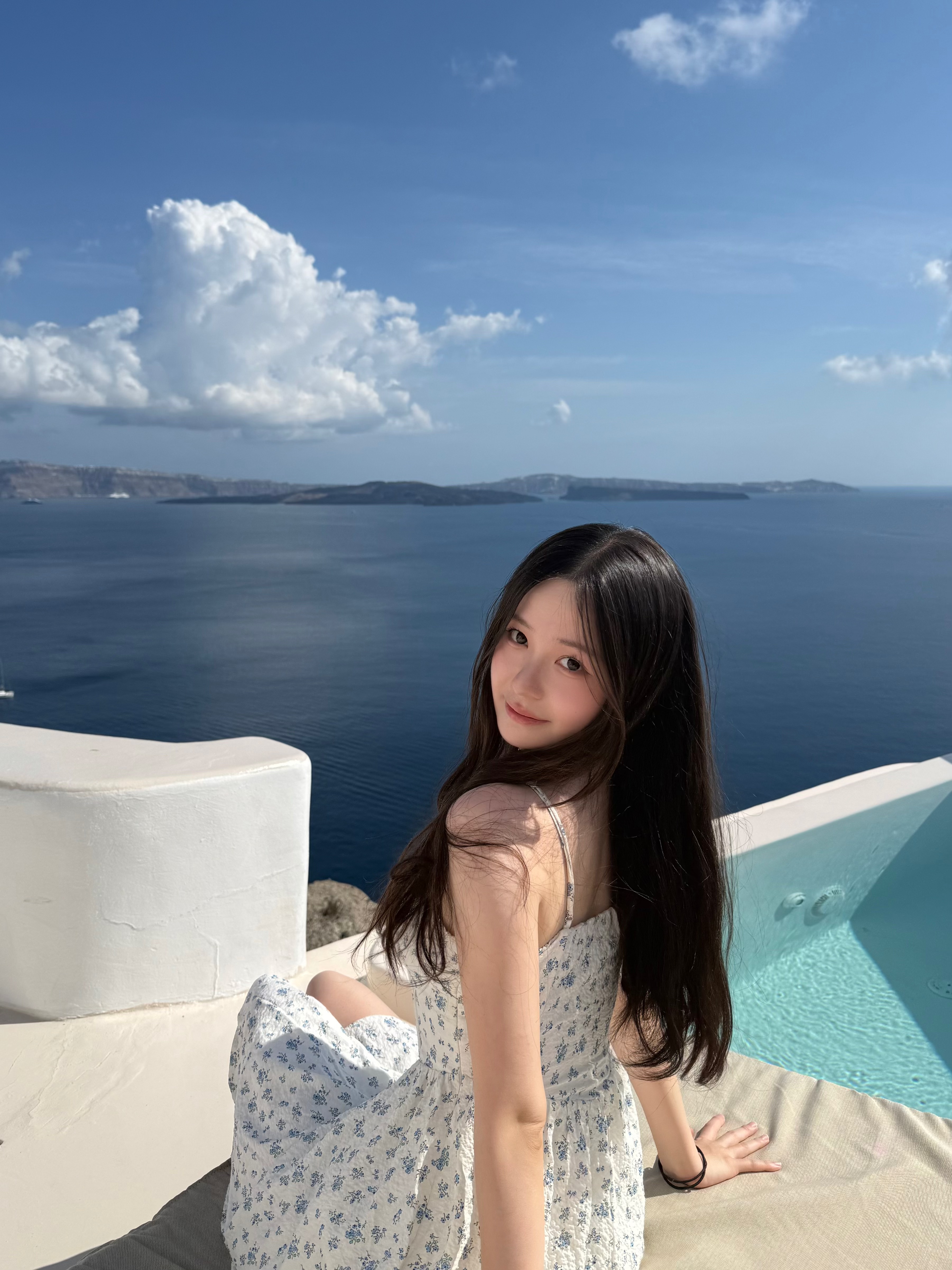 🇬🇷 Santorini Recap 复活节的尾巴去希腊啦，圣托里尼作为最后一站真的非常值得🥹
我们订了Oia的民宿，每天睡到自然醒，慢悠悠地逛蓝白小镇，随便走走都像明信片～
落地就租了车环岛自驾，开去了黑沙滩和灯塔，圣托里尼不仅只有蓝白！晚上从Fira开回Oia的路上，偶然发现满天繁星，一点都不输泰德峰
回到民宿坐在泳池边和大家一起喝酒吹风听歌聊天，希腊也许还会再来，但那一刻22岁的我们永远定格🤍
#留学英国 #ootd #英国留学生#圣托里尼 #希腊 #travel #海岛游 #plog @Graceyyy