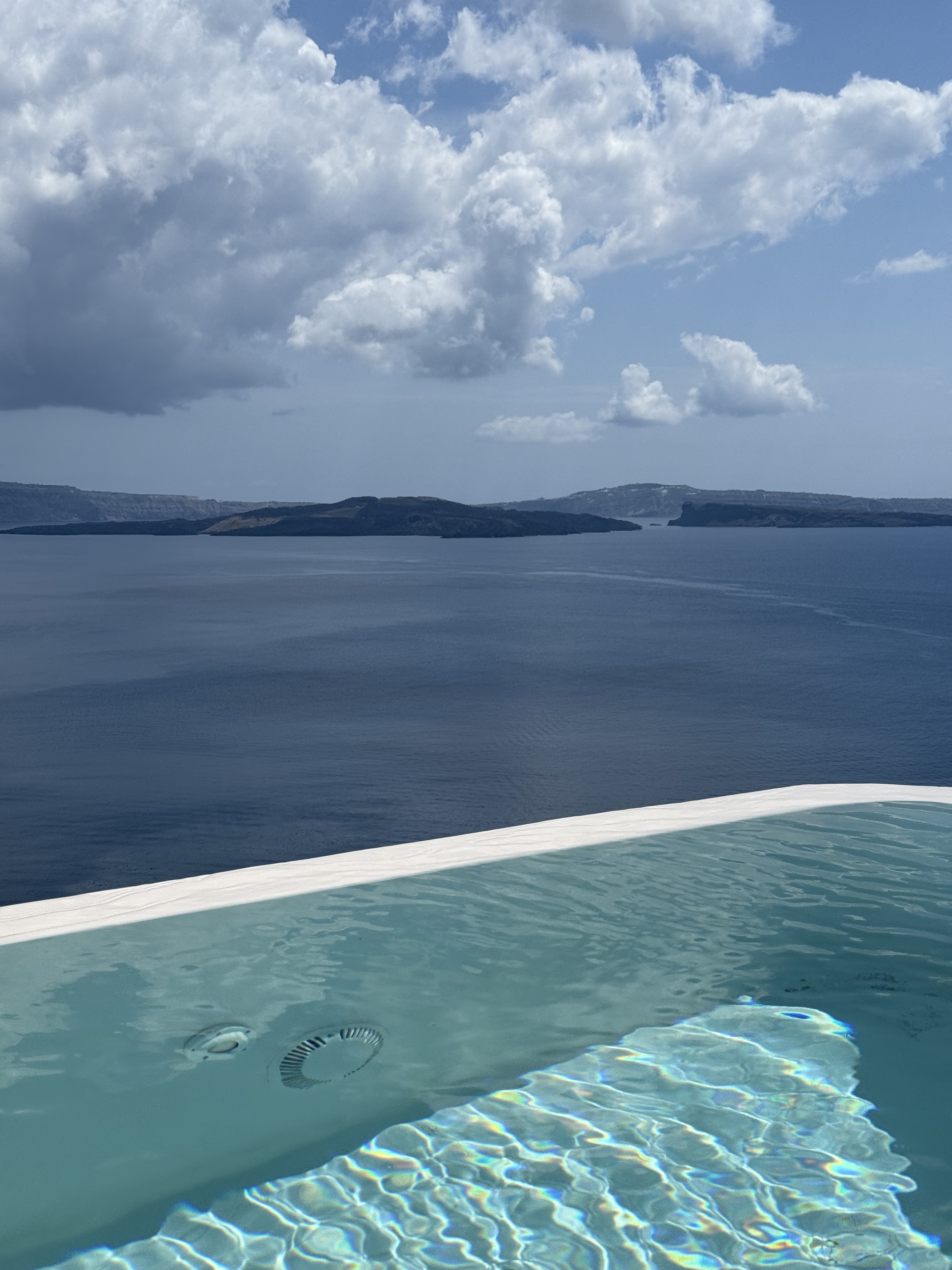 🇬🇷 Santorini Recap 复活节的尾巴去希腊啦，圣托里尼作为最后一站真的非常值得🥹
我们订了Oia的民宿，每天睡到自然醒，慢悠悠地逛蓝白小镇，随便走走都像明信片～
落地就租了车环岛自驾，开去了黑沙滩和灯塔，圣托里尼不仅只有蓝白！晚上从Fira开回Oia的路上，偶然发现满天繁星，一点都不输泰德峰
回到民宿坐在泳池边和大家一起喝酒吹风听歌聊天，希腊也许还会再来，但那一刻22岁的我们永远定格🤍
#留学英国 #ootd #英国留学生#圣托里尼 #希腊 #travel #海岛游 #plog @Graceyyy