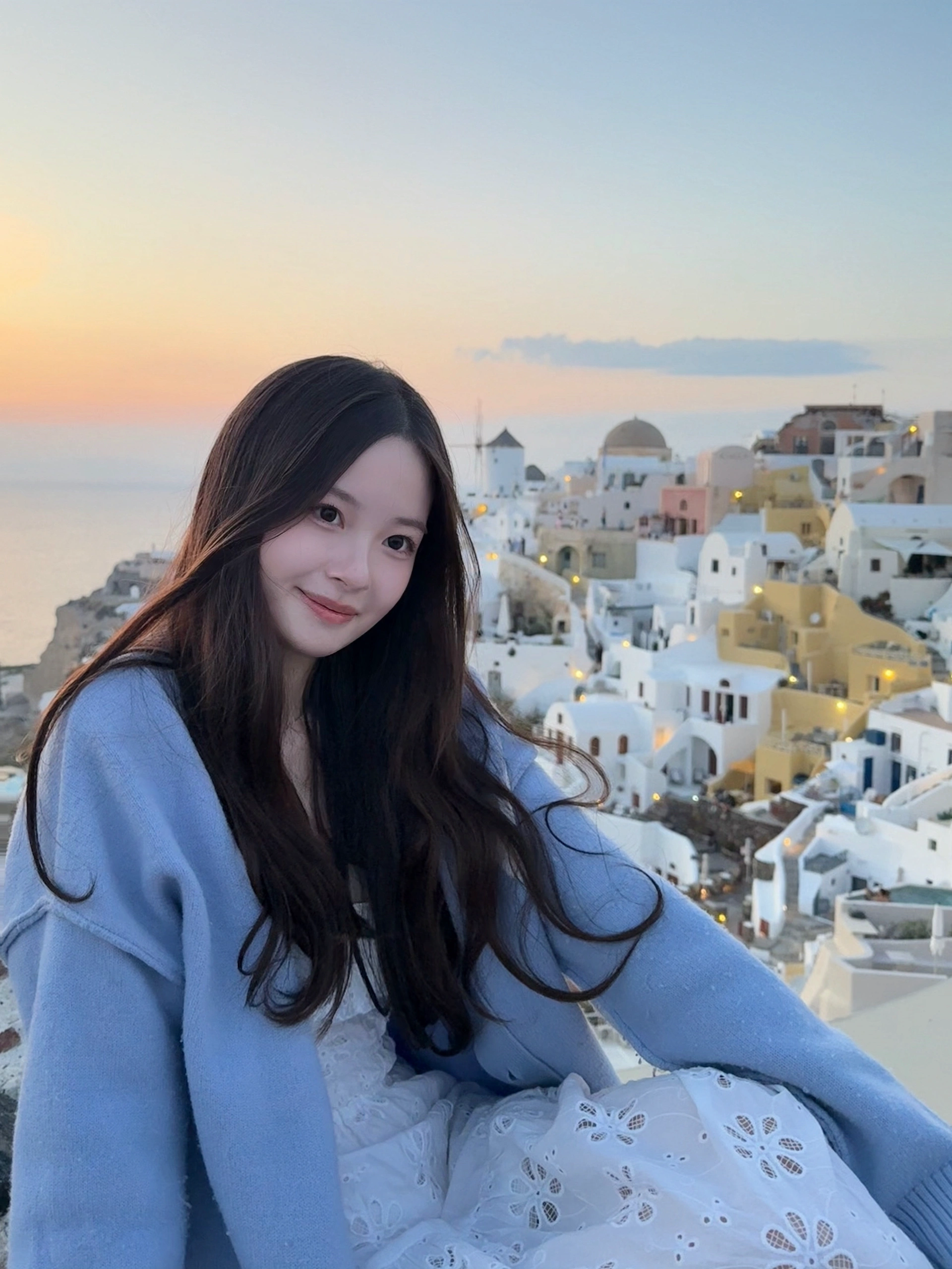 🇬🇷 Santorini Recap 复活节的尾巴去希腊啦，圣托里尼作为最后一站真的非常值得🥹
我们订了Oia的民宿，每天睡到自然醒，慢悠悠地逛蓝白小镇，随便走走都像明信片～
落地就租了车环岛自驾，开去了黑沙滩和灯塔，圣托里尼不仅只有蓝白！晚上从Fira开回Oia的路上，偶然发现满天繁星，一点都不输泰德峰
回到民宿坐在泳池边和大家一起喝酒吹风听歌聊天，希腊也许还会再来，但那一刻22岁的我们永远定格🤍
#留学英国 #ootd #英国留学生#圣托里尼 #希腊 #travel #海岛游 #plog @Graceyyy