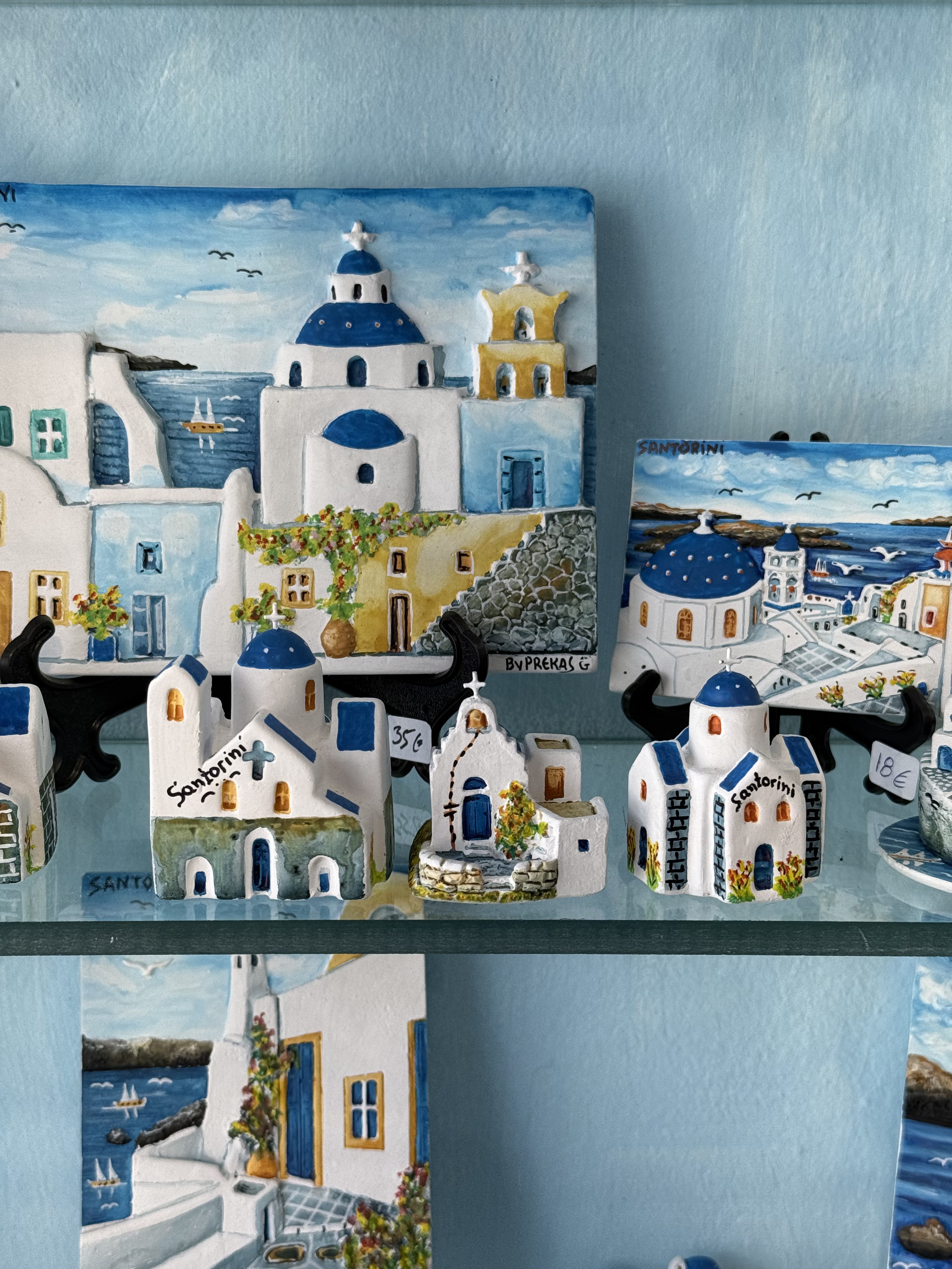 🇬🇷 Santorini Recap 复活节的尾巴去希腊啦，圣托里尼作为最后一站真的非常值得🥹
我们订了Oia的民宿，每天睡到自然醒，慢悠悠地逛蓝白小镇，随便走走都像明信片～
落地就租了车环岛自驾，开去了黑沙滩和灯塔，圣托里尼不仅只有蓝白！晚上从Fira开回Oia的路上，偶然发现满天繁星，一点都不输泰德峰
回到民宿坐在泳池边和大家一起喝酒吹风听歌聊天，希腊也许还会再来，但那一刻22岁的我们永远定格🤍
#留学英国 #ootd #英国留学生#圣托里尼 #希腊 #travel #海岛游 #plog @Graceyyy