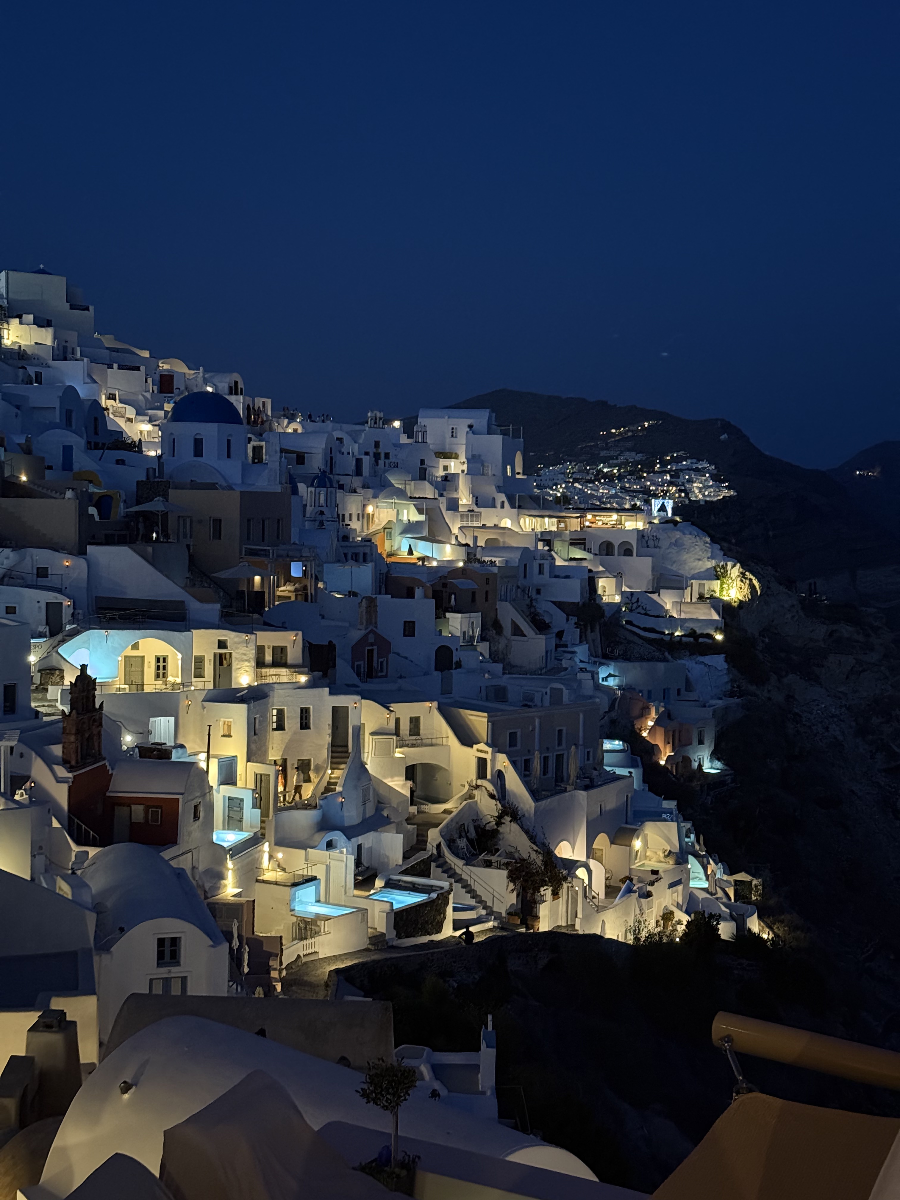 🇬🇷 Santorini Recap 复活节的尾巴去希腊啦，圣托里尼作为最后一站真的非常值得🥹
我们订了Oia的民宿，每天睡到自然醒，慢悠悠地逛蓝白小镇，随便走走都像明信片～
落地就租了车环岛自驾，开去了黑沙滩和灯塔，圣托里尼不仅只有蓝白！晚上从Fira开回Oia的路上，偶然发现满天繁星，一点都不输泰德峰
回到民宿坐在泳池边和大家一起喝酒吹风听歌聊天，希腊也许还会再来，但那一刻22岁的我们永远定格🤍
#留学英国 #ootd #英国留学生#圣托里尼 #希腊 #travel #海岛游 #plog @Graceyyy