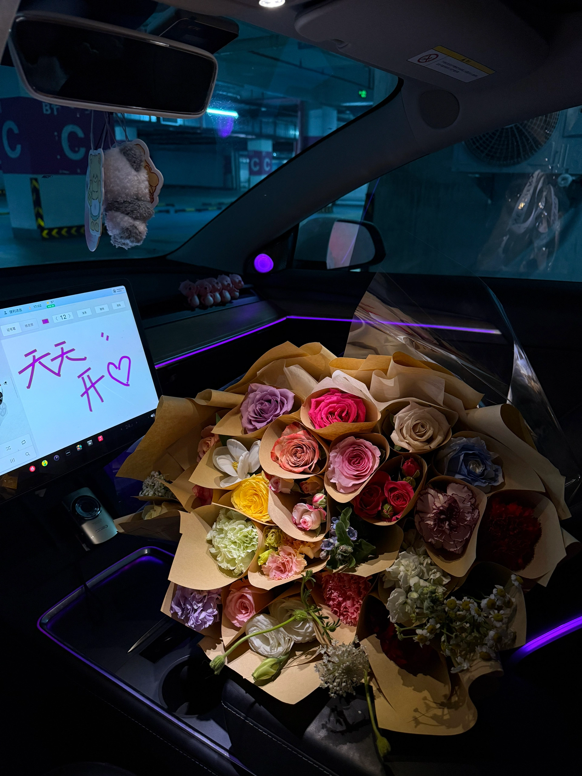 26岁特斯拉女车主｜爱人先爱己 二十岁前总在向外索要爱
因自身匮乏有 便将期待四处寄放
在亲情里委曲求全 在爱情中患得患失
总爱抱着个破碎的心 质问这个世界为何不懂我
直到看到萨提亚的《爱人先爱己》中一段话
你若不爱你自己 你便无法来爱我
因为你不可能给出你没有的东西你的爱只能经由你而流向
我
突然我意识到
爱自己才是人生蕞重要的课题
先让自己活得通透明亮 才有余力把爱释放
当我学会与自己和解
只觉着日子越发晴朗 生活越发明亮
#女生车里有什么 #沉浸式开车 #手握方向盘的女孩 #我开车你听歌 #model3 #model3 #我爱我的车搭子 #女生车内饰 #车载 #车内必备好物 #高级感车载内饰 #车载好物 #把浪漫装进车里 #一人一件车载好物 #氛围感车内饰 @tt同学