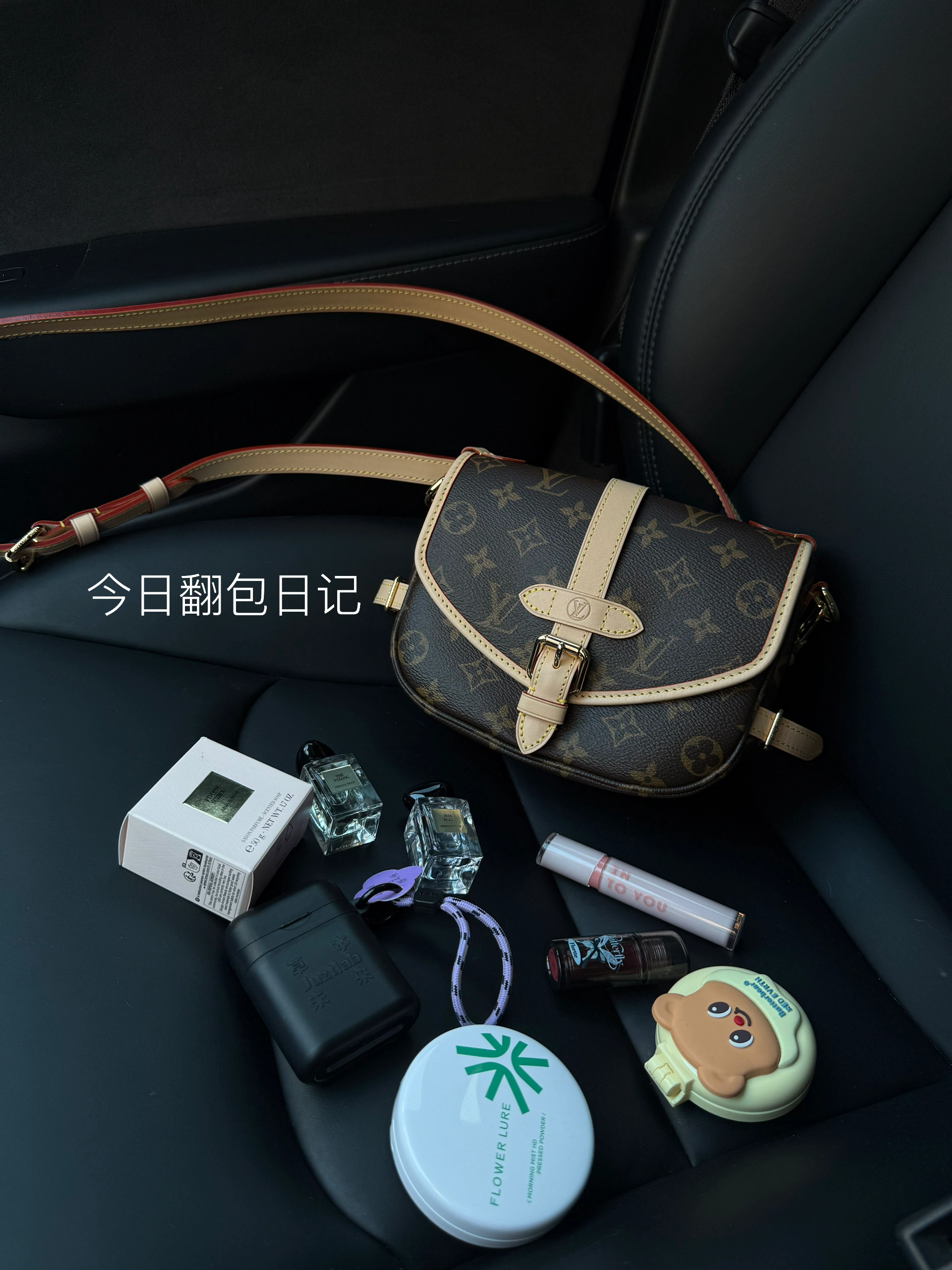 26岁特斯拉女车主｜爱人先爱己 二十岁前总在向外索要爱
因自身匮乏有 便将期待四处寄放
在亲情里委曲求全 在爱情中患得患失
总爱抱着个破碎的心 质问这个世界为何不懂我
直到看到萨提亚的《爱人先爱己》中一段话
你若不爱你自己 你便无法来爱我
因为你不可能给出你没有的东西你的爱只能经由你而流向
我
突然我意识到
爱自己才是人生蕞重要的课题
先让自己活得通透明亮 才有余力把爱释放
当我学会与自己和解
只觉着日子越发晴朗 生活越发明亮
#女生车里有什么 #沉浸式开车 #手握方向盘的女孩 #我开车你听歌 #model3 #model3 #我爱我的车搭子 #女生车内饰 #车载 #车内必备好物 #高级感车载内饰 #车载好物 #把浪漫装进车里 #一人一件车载好物 #氛围感车内饰 @tt同学