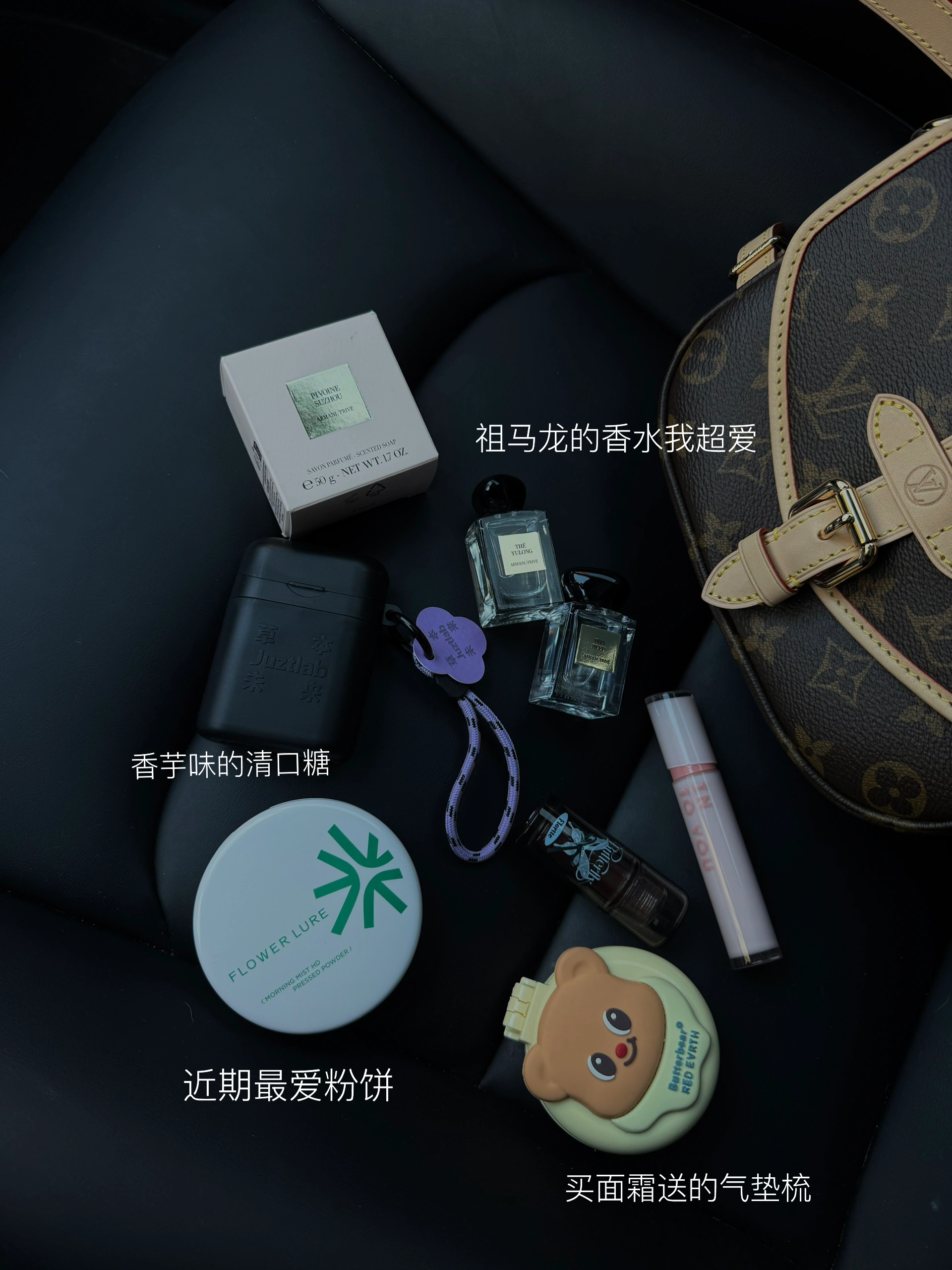 26岁特斯拉女车主｜爱人先爱己 二十岁前总在向外索要爱
因自身匮乏有 便将期待四处寄放
在亲情里委曲求全 在爱情中患得患失
总爱抱着个破碎的心 质问这个世界为何不懂我
直到看到萨提亚的《爱人先爱己》中一段话
你若不爱你自己 你便无法来爱我
因为你不可能给出你没有的东西你的爱只能经由你而流向
我
突然我意识到
爱自己才是人生蕞重要的课题
先让自己活得通透明亮 才有余力把爱释放
当我学会与自己和解
只觉着日子越发晴朗 生活越发明亮
#女生车里有什么 #沉浸式开车 #手握方向盘的女孩 #我开车你听歌 #model3 #model3 #我爱我的车搭子 #女生车内饰 #车载 #车内必备好物 #高级感车载内饰 #车载好物 #把浪漫装进车里 #一人一件车载好物 #氛围感车内饰 @tt同学