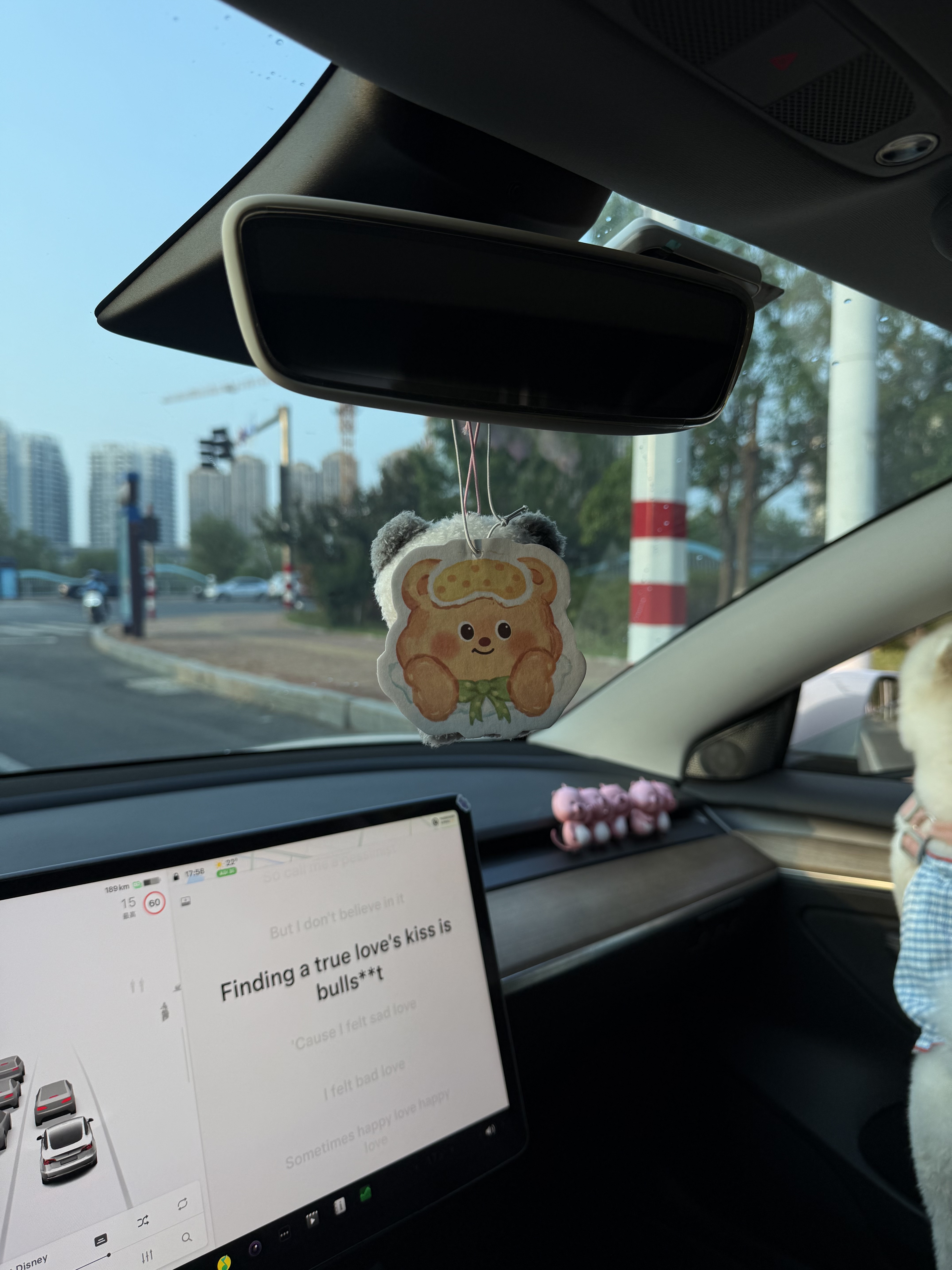 26岁特斯拉女车主｜爱人先爱己 二十岁前总在向外索要爱
因自身匮乏有 便将期待四处寄放
在亲情里委曲求全 在爱情中患得患失
总爱抱着个破碎的心 质问这个世界为何不懂我
直到看到萨提亚的《爱人先爱己》中一段话
你若不爱你自己 你便无法来爱我
因为你不可能给出你没有的东西你的爱只能经由你而流向
我
突然我意识到
爱自己才是人生蕞重要的课题
先让自己活得通透明亮 才有余力把爱释放
当我学会与自己和解
只觉着日子越发晴朗 生活越发明亮
#女生车里有什么 #沉浸式开车 #手握方向盘的女孩 #我开车你听歌 #model3 #model3 #我爱我的车搭子 #女生车内饰 #车载 #车内必备好物 #高级感车载内饰 #车载好物 #把浪漫装进车里 #一人一件车载好物 #氛围感车内饰 @tt同学