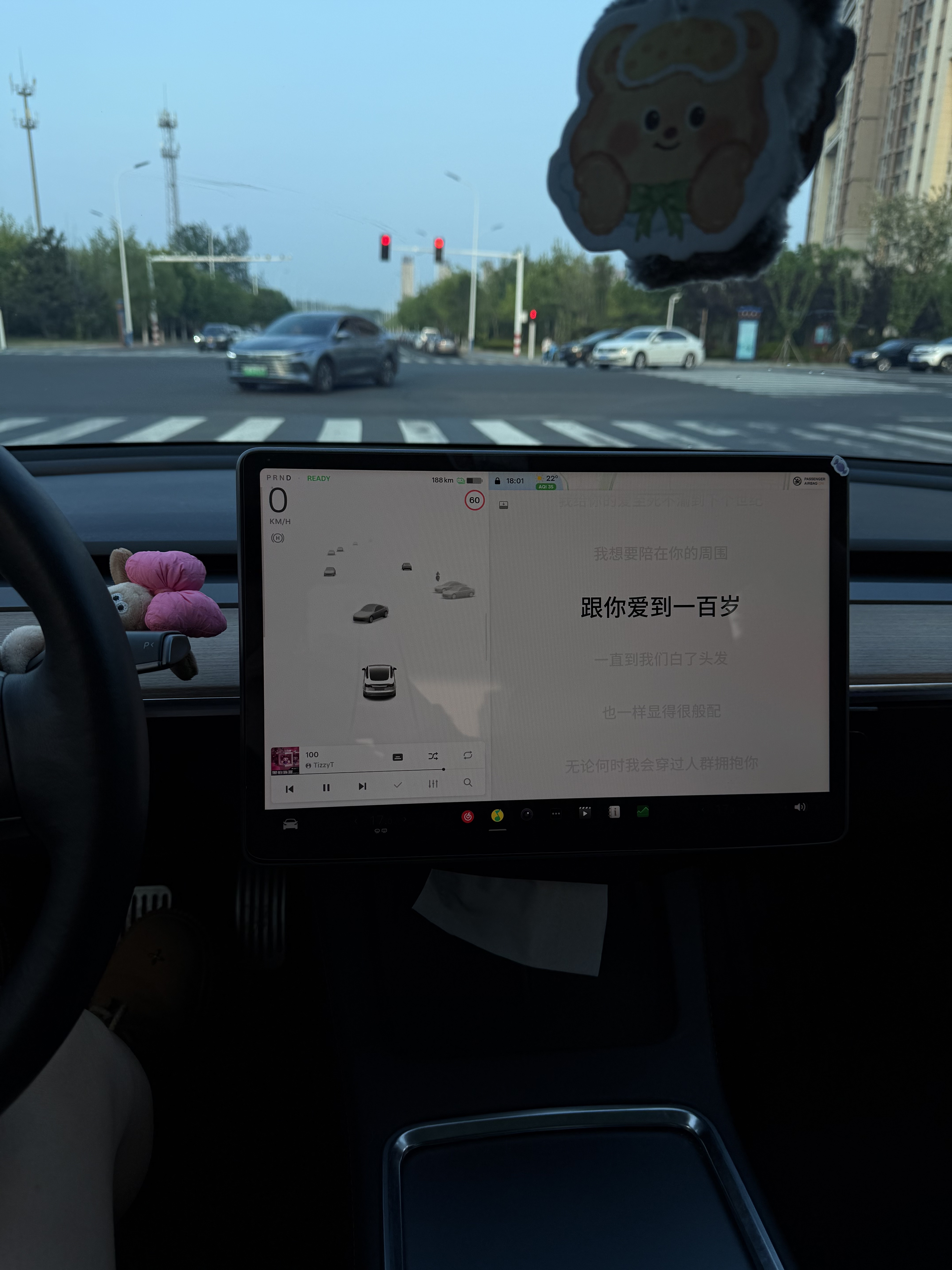 26岁特斯拉女车主｜爱人先爱己 二十岁前总在向外索要爱
因自身匮乏有 便将期待四处寄放
在亲情里委曲求全 在爱情中患得患失
总爱抱着个破碎的心 质问这个世界为何不懂我
直到看到萨提亚的《爱人先爱己》中一段话
你若不爱你自己 你便无法来爱我
因为你不可能给出你没有的东西你的爱只能经由你而流向
我
突然我意识到
爱自己才是人生蕞重要的课题
先让自己活得通透明亮 才有余力把爱释放
当我学会与自己和解
只觉着日子越发晴朗 生活越发明亮
#女生车里有什么 #沉浸式开车 #手握方向盘的女孩 #我开车你听歌 #model3 #model3 #我爱我的车搭子 #女生车内饰 #车载 #车内必备好物 #高级感车载内饰 #车载好物 #把浪漫装进车里 #一人一件车载好物 #氛围感车内饰 @tt同学