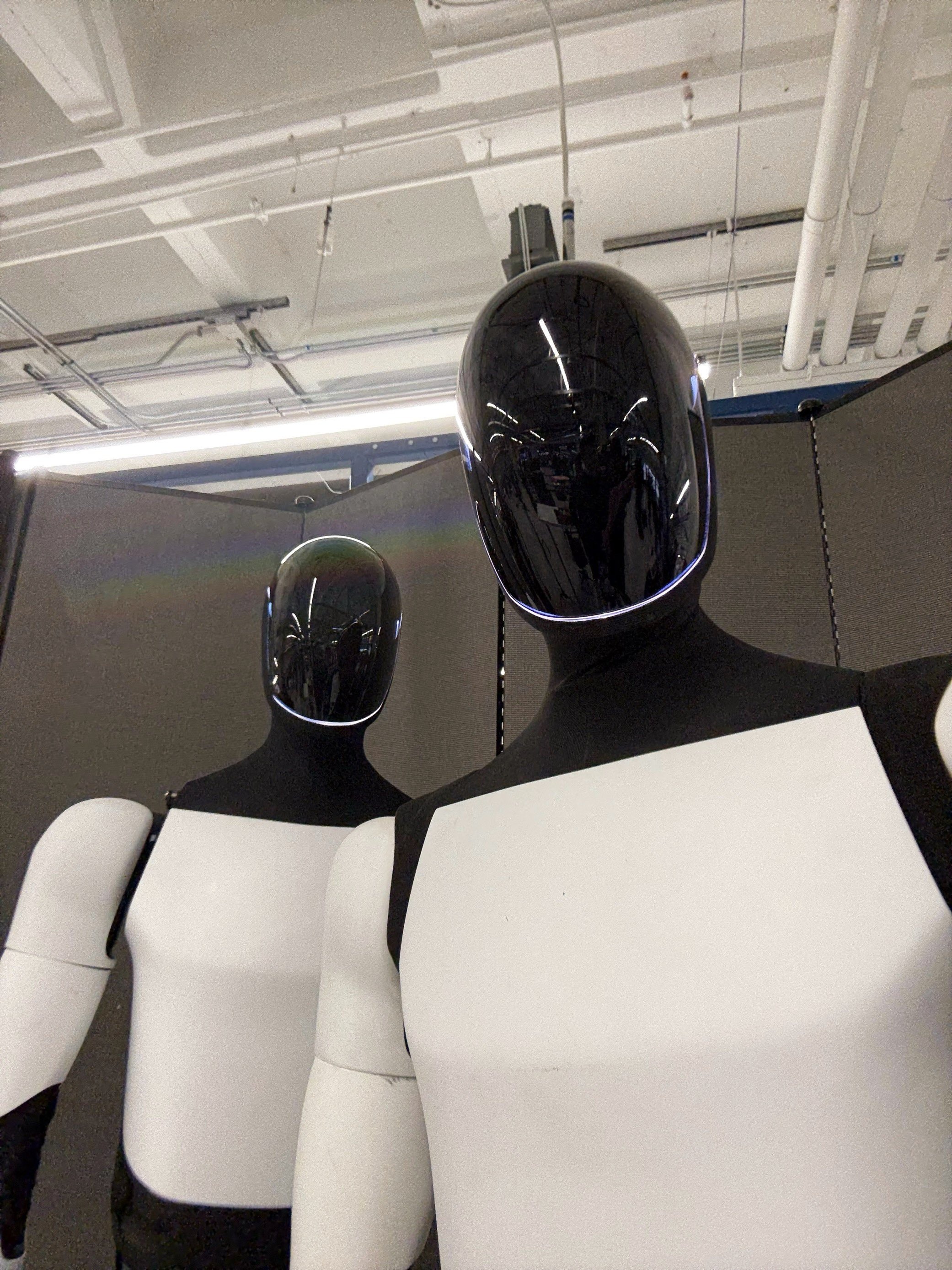 拍张合影🤖📸💕 #特斯拉人形机器人﻿ ﻿#Teslabot﻿ ﻿#特斯拉不止于车﻿ ﻿#520把浪漫装进车里﻿ @特斯拉