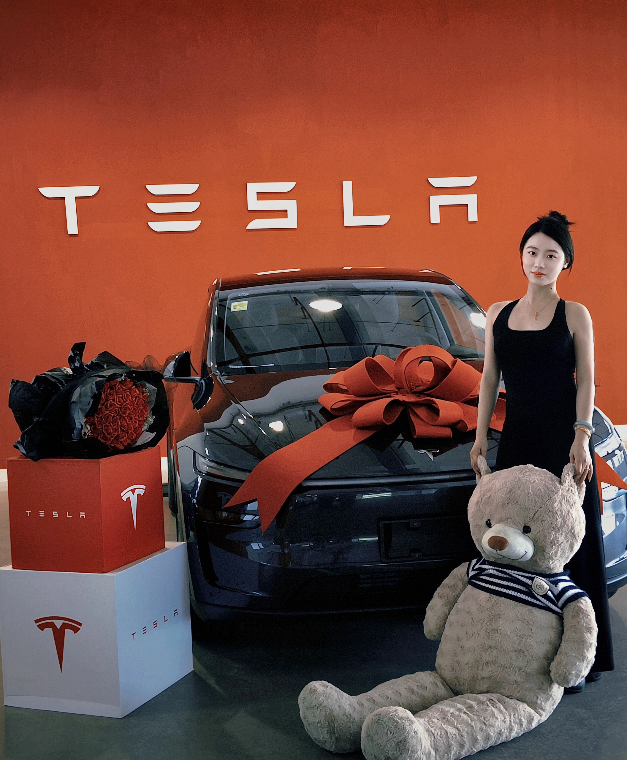 怎么会有这么酷的特斯拉！🚗 尊贵的特斯拉车主 我来啦
心心念念许久的大玩具 终于到手啦
对音质有绝对要求的bb们建议直接跟我一样上长续航哦！！
	
提车前一定要先检查车子哦🚗
例如：
1.带个充电线 看看是否能充电
2.检查车身是否有划痕磨损情况 包括后视镜内侧
3.车的前后备箱是否能正常打开
不然开出去就不认咯[doge]
	
特斯拉提车三件套
每个人都一样的大熊熊🐻花花🌸和两个小桩子
厦门交付的美女bb们真的太敬业了
疯狂给我拍拍拍 帮我找角度[偷笑R]
	
拍完之后就去选车牌咯
真的不用找代办 省下的钱可以吃一顿好吃的😊
一点也不复杂 也会有人引导你
	
重点：选车牌（有线上线下两次机会）
手机上下载（交管12123）可以先选！我记得有个4-5页
没有的话就不要确认！不要确认！等他上面的号码和备选号码自己失效 手机放着不要动就好 几分钟而已
	
如果没有非常满意的车牌还是建议机选
机选车牌好的概率更大 50选1（我就是机选[飞吻R]）
希望大家都能选到自己心仪的车牌号～
	
#喜提新车 #人生第一辆小车车 #特别心动的车 #特斯拉 #modely  #交车仪式 #提车日记 #提车#大玩具 #特斯拉交付 @小陈vv