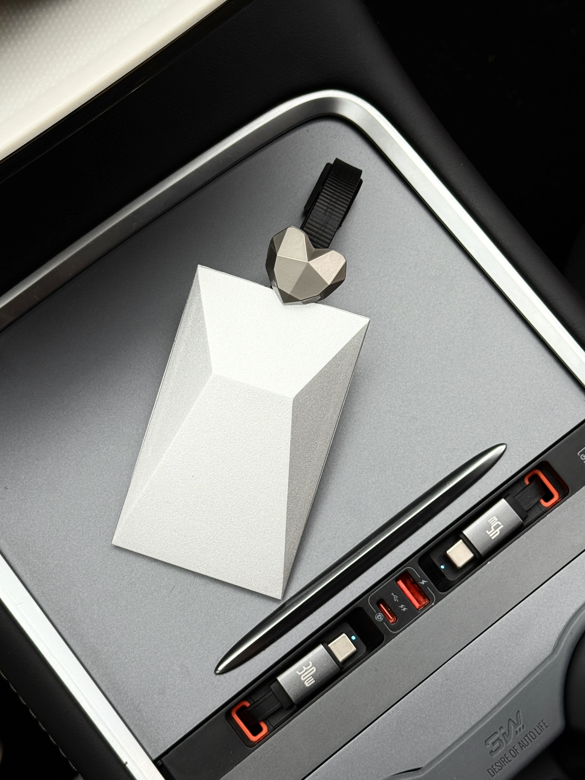 特斯拉女车主｜分享最近入手的车载好物们🚗 🫢谁懂啊！开过特斯拉，彻底对其他车无感了！
忍不住拍桌喊话：20-30W电车天花板真的非它莫属！
从性能到颜值，真！开过就回不去的科技狠活💯
	
📝分享一波颜值&实用兼具的车载好物：
	
1️⃣cybertruck赛博卡套
超酷的！谁懂！！😎特斯拉车主专属身份标志～平平无奇的小卡片瞬间高大上，科技感拉满💯，随手一扔都是道风景线，不用担心存在感弱找不到了！
	
2️⃣天窗遮阳帘
大天窗虽酷，但38℃高温下秒变炼丹炉🔥夏日刚需保命结界
	
3️⃣无极乌龙车载香熏
巨好闻的木质柑橘调香挂，用了小半年还是香香的！
	
4️⃣隐形收纳王者
屏幕后收纳盒日常使用率No.1~墨镜/口红/手机都有了专属小窝~中控台告别杂物山！
	
5️⃣可爱狗子屏幕装饰+纸巾盒
提升车内氛围感，女生车里就要可可爱爱~
	
6️⃣水杯架
材质软硬适中，非常贴合，放水杯咖啡杯稳稳不晃防异响
	
7️⃣屏幕保护套
壳膜一体手残党友好，颜值也很nice~
	
✨其它好物比如头枕、腰靠、中控收纳、香香好物…
大家可以翻翻之前的笔记👀，后续挖到好物再来分享💡
	
#我的车生活 #汽车博主 #汽车博主日常 #特斯拉modelY #特斯拉女车主 #一人一件车裁好物 #特斯拉车载好物 #modelY车主日记 #女生车里有什么 #汽车内饰分享 #年度幸福感好物 #值得入手的车 #车载好物 #特斯拉卡套 #赛博卡套 #特斯拉周边好物 #cybertruck卡套 #汽车好物 #车载好物 #特斯拉改色 #特斯拉遮阳帘 #特斯拉收纳 #特斯拉内饰 #特斯拉内饰 #特斯拉配件 #高颜值汽车好物#我心爱的小角落 #Allin我自己 @歪歪在成长