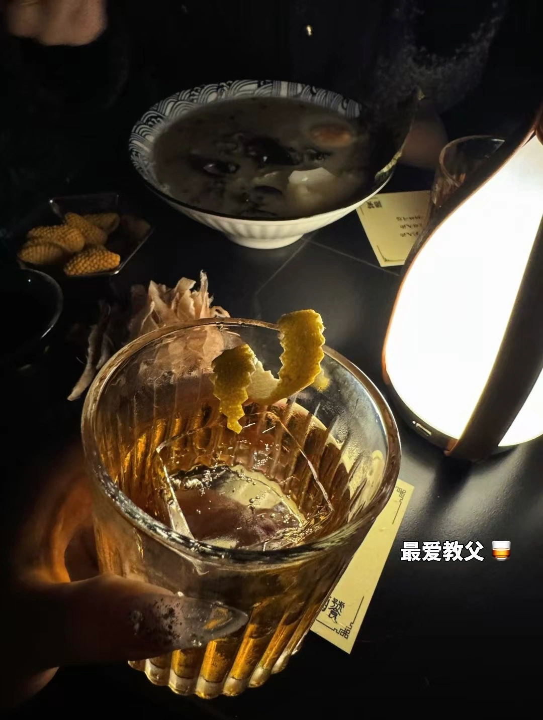 特斯拉女车主｜生活 哪有“重复”这回事 每一天的太阳都是新的
早餐可以换花样
路上会遇到不同的笑脸
工作总有新鲜的挑战
	
生活从不粘贴复制
是你没发现细小的变化
换条路散步、学个新技能、约老朋友聊聊
微调一下 日子就鲜活起来
	
——把“日常”过成“日常新” 你就是生活的导演
别等“完美的一天”
就在此刻 捡起属于你的快乐
	
#好物分享 #新车除甲醛 #浪漫生活的记录者#汽车内饰去异味 #特麦手机支架#汽车plog博主 #车内必备好物 #树派 #GR魔垫 #车内plog博主 @何子