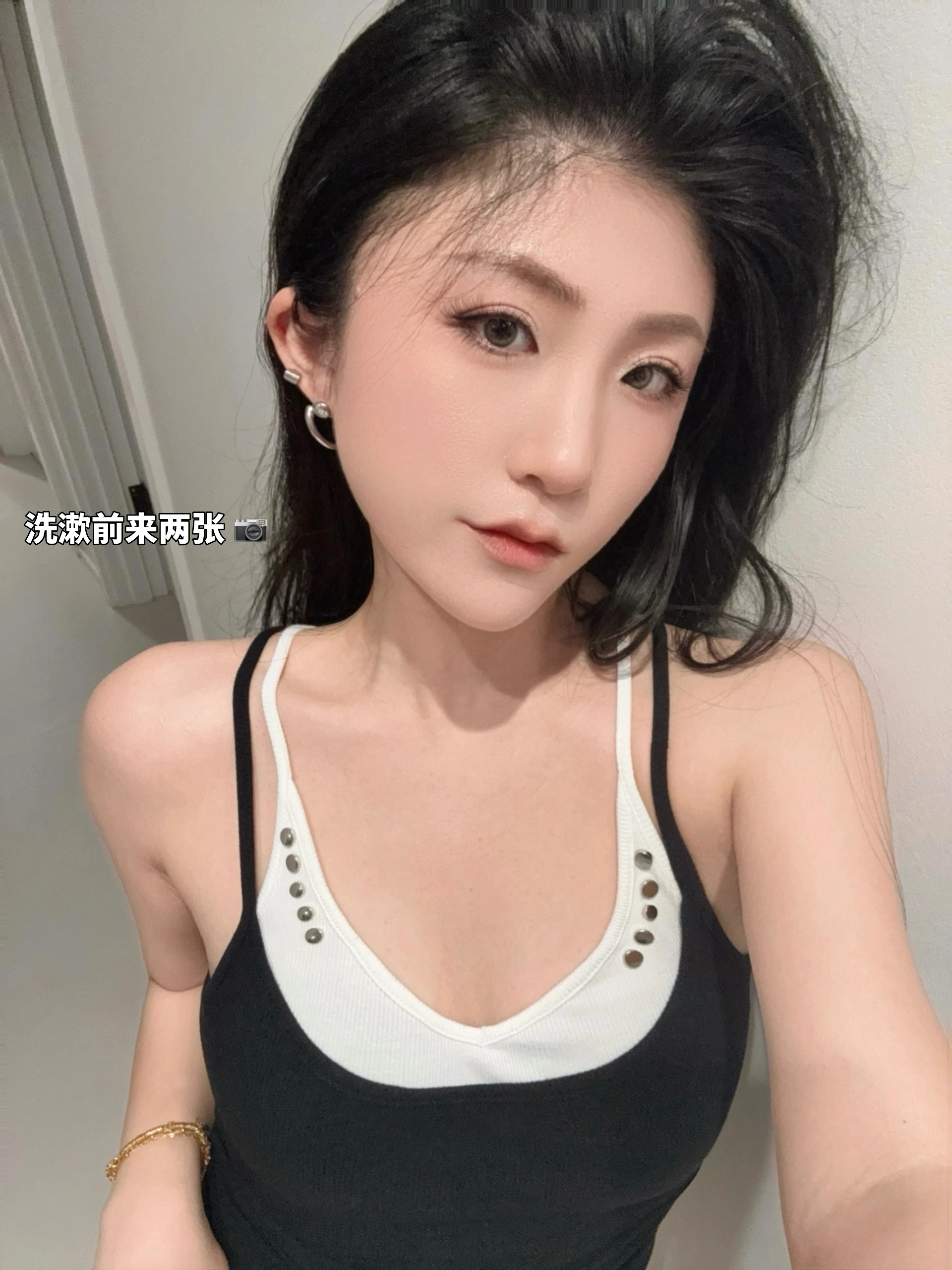 特斯拉女车主｜生活 哪有“重复”这回事 每一天的太阳都是新的
早餐可以换花样
路上会遇到不同的笑脸
工作总有新鲜的挑战
	
生活从不粘贴复制
是你没发现细小的变化
换条路散步、学个新技能、约老朋友聊聊
微调一下 日子就鲜活起来
	
——把“日常”过成“日常新” 你就是生活的导演
别等“完美的一天”
就在此刻 捡起属于你的快乐
	
#好物分享 #新车除甲醛 #浪漫生活的记录者#汽车内饰去异味 #特麦手机支架#汽车plog博主 #车内必备好物 #树派 #GR魔垫 #车内plog博主 @何子