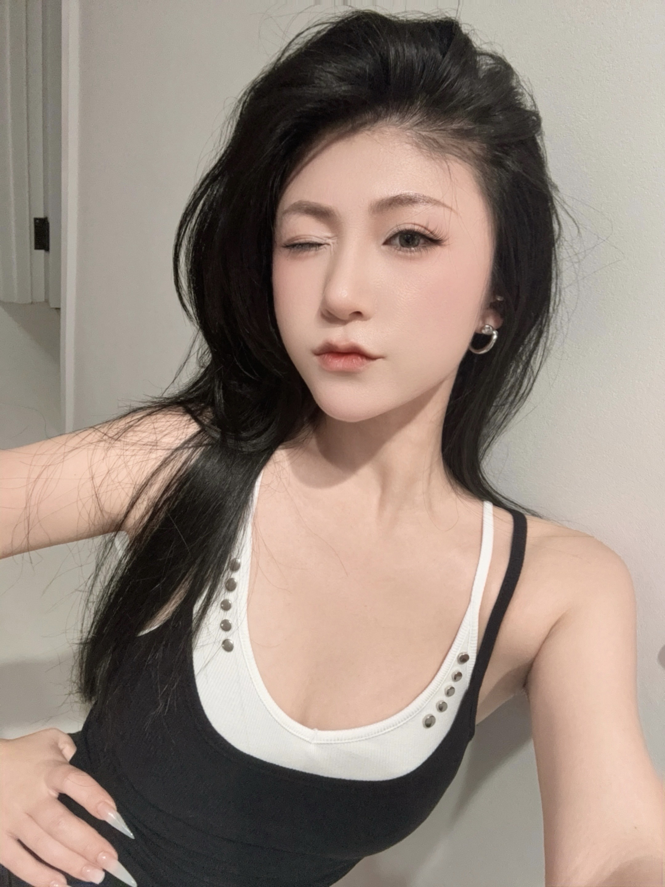 特斯拉女车主｜生活 哪有“重复”这回事 每一天的太阳都是新的
早餐可以换花样
路上会遇到不同的笑脸
工作总有新鲜的挑战
	
生活从不粘贴复制
是你没发现细小的变化
换条路散步、学个新技能、约老朋友聊聊
微调一下 日子就鲜活起来
	
——把“日常”过成“日常新” 你就是生活的导演
别等“完美的一天”
就在此刻 捡起属于你的快乐
	
#好物分享 #新车除甲醛 #浪漫生活的记录者#汽车内饰去异味 #特麦手机支架#汽车plog博主 #车内必备好物 #树派 #GR魔垫 #车内plog博主 @何子