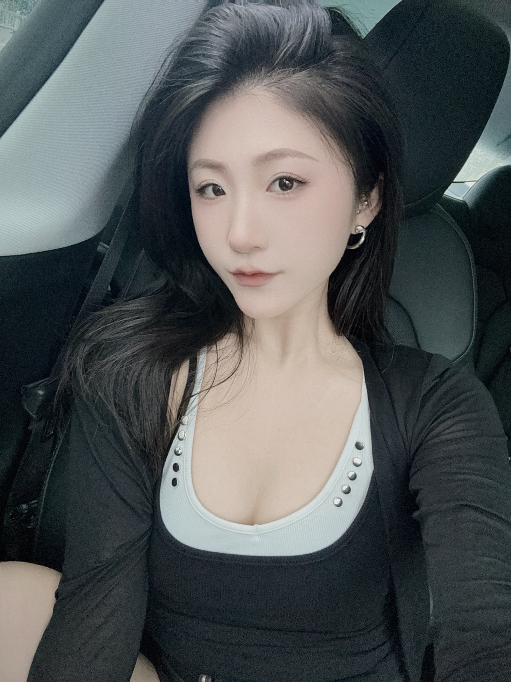 特斯拉女车主｜生活 哪有“重复”这回事 每一天的太阳都是新的
早餐可以换花样
路上会遇到不同的笑脸
工作总有新鲜的挑战
	
生活从不粘贴复制
是你没发现细小的变化
换条路散步、学个新技能、约老朋友聊聊
微调一下 日子就鲜活起来
	
——把“日常”过成“日常新” 你就是生活的导演
别等“完美的一天”
就在此刻 捡起属于你的快乐
	
#好物分享 #新车除甲醛 #浪漫生活的记录者#汽车内饰去异味 #特麦手机支架#汽车plog博主 #车内必备好物 #树派 #GR魔垫 #车内plog博主 @何子