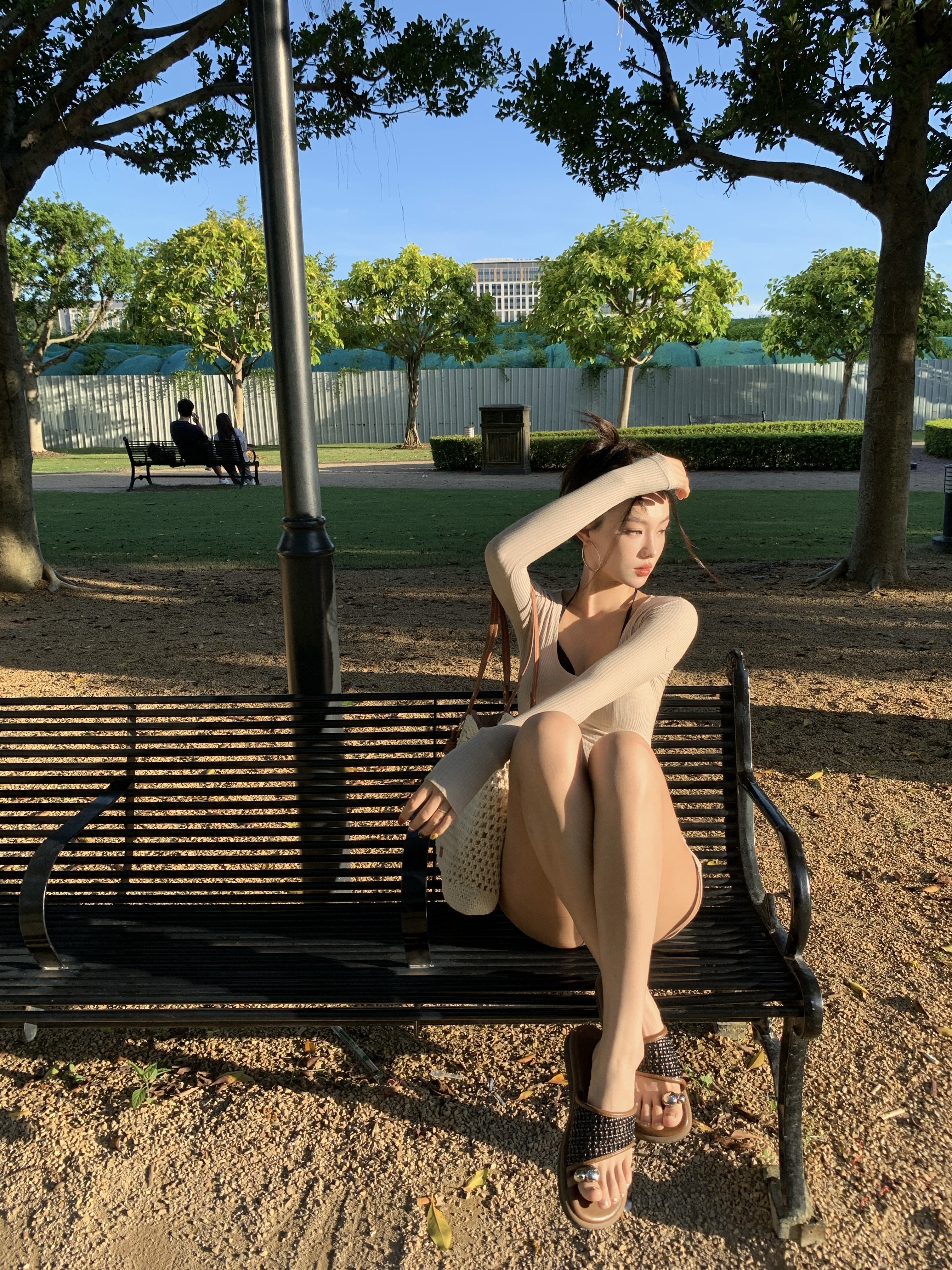 🌤️傍晚六点的Macao铁塔下 海岛城市 名不虚传 紫外线不输东南亚
纸醉金迷下的这座城市也是美丽的 除了好贵没别的毛病～
（龙牌卫衣真好看
	
#赶在日落前 #澳门巴黎铁塔 #澳门巴黎人 #权志龙卫衣 #城市氛围感 #旅行碎片 @Xi0（备婚版）