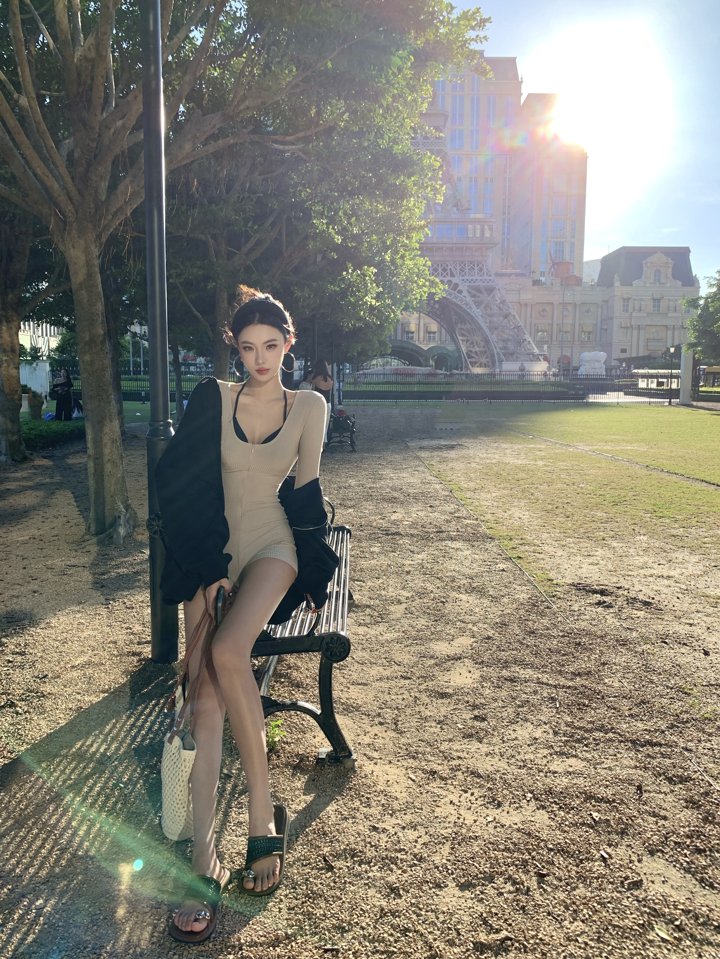 🌤️傍晚六点的Macao铁塔下 海岛城市 名不虚传 紫外线不输东南亚
纸醉金迷下的这座城市也是美丽的 除了好贵没别的毛病～
（龙牌卫衣真好看
	
#赶在日落前 #澳门巴黎铁塔 #澳门巴黎人 #权志龙卫衣 #城市氛围感 #旅行碎片 @Xi0（备婚版）