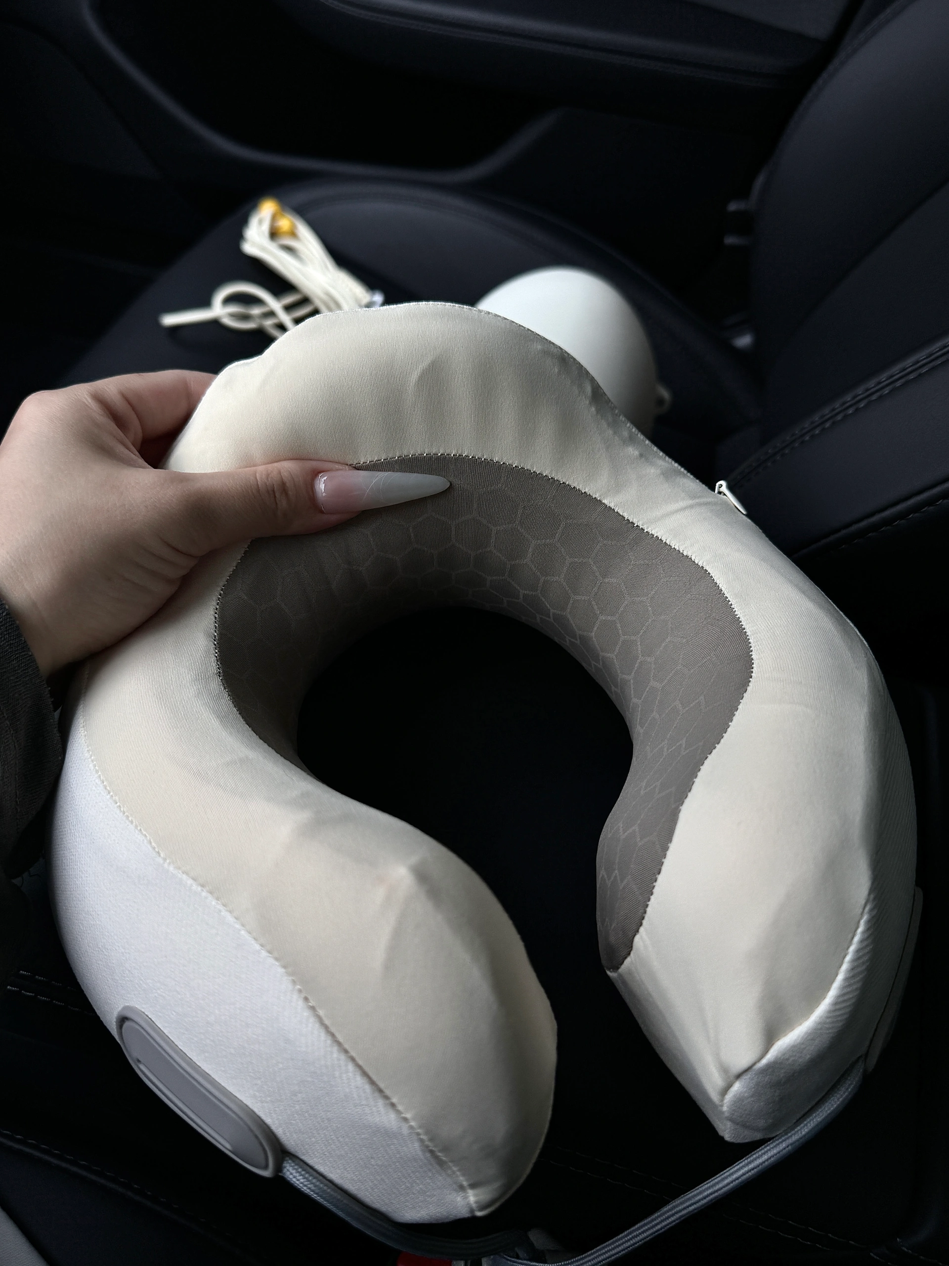 特斯拉女车主｜爱自己的方式有千千万万种 爱自己的方式有千千万万种
比如在疲惫时买一块最喜欢的蛋糕
让甜蜜融化所有压力
比如逛超市时毫不犹豫拿下那包馋了很久的零食
满足味蕾的小确幸
又比如策划一场说走就走的旅行
在陌生的街道上 用脚步丈量世界的温柔
	
生活偶尔苦涩 但你可以主动加糖
那些微小而确定的快乐 都是对自己最温柔的犒赏
	
爱自己 就是要任性一点
人生不是待办清单 而是体验清单
	
胃要装满美食 眼睛要装满风景
心里要装满对自己的偏爱
赚钱的意义
不就是为了理直气壮地宠自己吗⁉️
	
#好物分享 #浪漫生活的记录者 #外出必备 #u型枕#JOURPLAN旅行枕 #出差人必备 #记录吧就现在 #特斯拉车主 #旅行出差好物分享 #车内plog博主 @何子