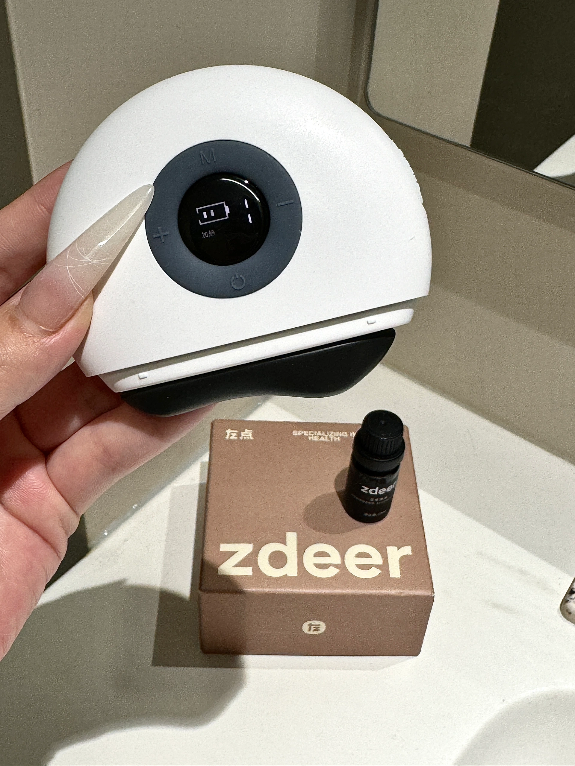 特斯拉女车主｜爱自己的方式有千千万万种 爱自己的方式有千千万万种
比如在疲惫时买一块最喜欢的蛋糕
让甜蜜融化所有压力
比如逛超市时毫不犹豫拿下那包馋了很久的零食
满足味蕾的小确幸
又比如策划一场说走就走的旅行
在陌生的街道上 用脚步丈量世界的温柔
	
生活偶尔苦涩 但你可以主动加糖
那些微小而确定的快乐 都是对自己最温柔的犒赏
	
爱自己 就是要任性一点
人生不是待办清单 而是体验清单
	
胃要装满美食 眼睛要装满风景
心里要装满对自己的偏爱
赚钱的意义
不就是为了理直气壮地宠自己吗⁉️
	
#好物分享 #浪漫生活的记录者 #外出必备 #u型枕#JOURPLAN旅行枕 #出差人必备 #记录吧就现在 #特斯拉车主 #旅行出差好物分享 #车内plog博主 @何子