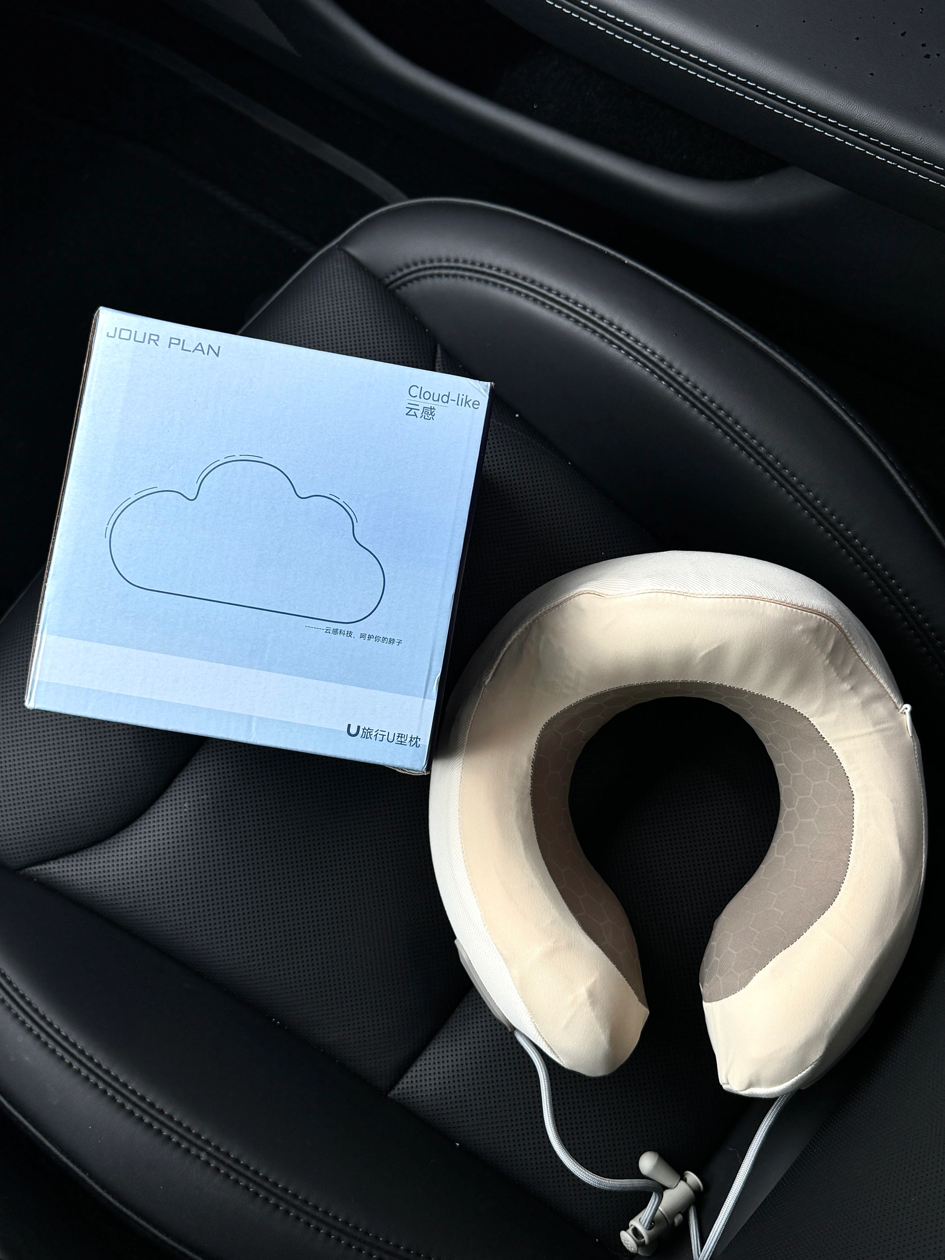 特斯拉女车主｜爱自己的方式有千千万万种 爱自己的方式有千千万万种
比如在疲惫时买一块最喜欢的蛋糕
让甜蜜融化所有压力
比如逛超市时毫不犹豫拿下那包馋了很久的零食
满足味蕾的小确幸
又比如策划一场说走就走的旅行
在陌生的街道上 用脚步丈量世界的温柔
	
生活偶尔苦涩 但你可以主动加糖
那些微小而确定的快乐 都是对自己最温柔的犒赏
	
爱自己 就是要任性一点
人生不是待办清单 而是体验清单
	
胃要装满美食 眼睛要装满风景
心里要装满对自己的偏爱
赚钱的意义
不就是为了理直气壮地宠自己吗⁉️
	
#好物分享 #浪漫生活的记录者 #外出必备 #u型枕#JOURPLAN旅行枕 #出差人必备 #记录吧就现在 #特斯拉车主 #旅行出差好物分享 #车内plog博主 @何子