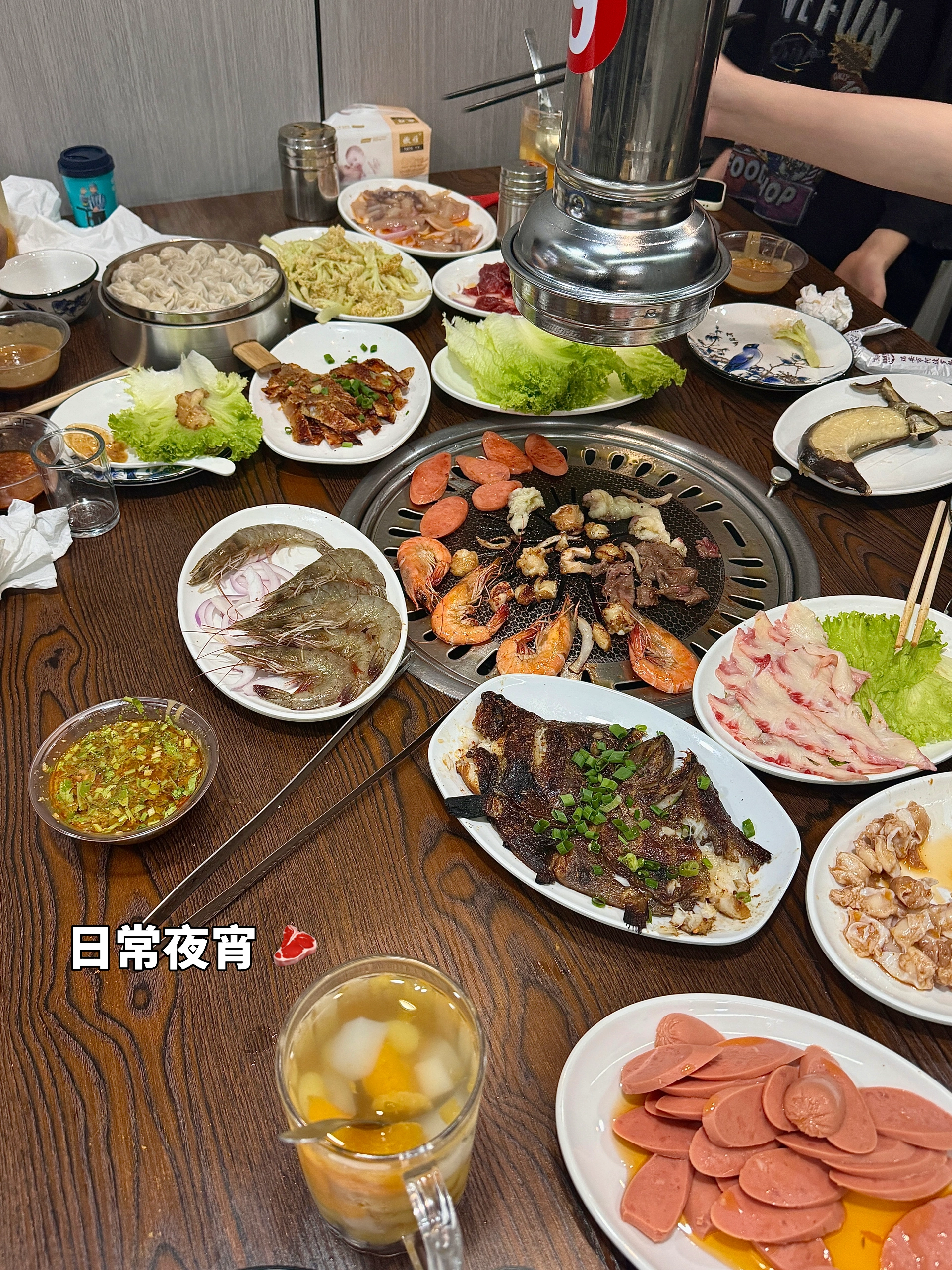 特斯拉女车主｜爱自己的方式有千千万万种 爱自己的方式有千千万万种
比如在疲惫时买一块最喜欢的蛋糕
让甜蜜融化所有压力
比如逛超市时毫不犹豫拿下那包馋了很久的零食
满足味蕾的小确幸
又比如策划一场说走就走的旅行
在陌生的街道上 用脚步丈量世界的温柔
	
生活偶尔苦涩 但你可以主动加糖
那些微小而确定的快乐 都是对自己最温柔的犒赏
	
爱自己 就是要任性一点
人生不是待办清单 而是体验清单
	
胃要装满美食 眼睛要装满风景
心里要装满对自己的偏爱
赚钱的意义
不就是为了理直气壮地宠自己吗⁉️
	
#好物分享 #浪漫生活的记录者 #外出必备 #u型枕#JOURPLAN旅行枕 #出差人必备 #记录吧就现在 #特斯拉车主 #旅行出差好物分享 #车内plog博主 @何子