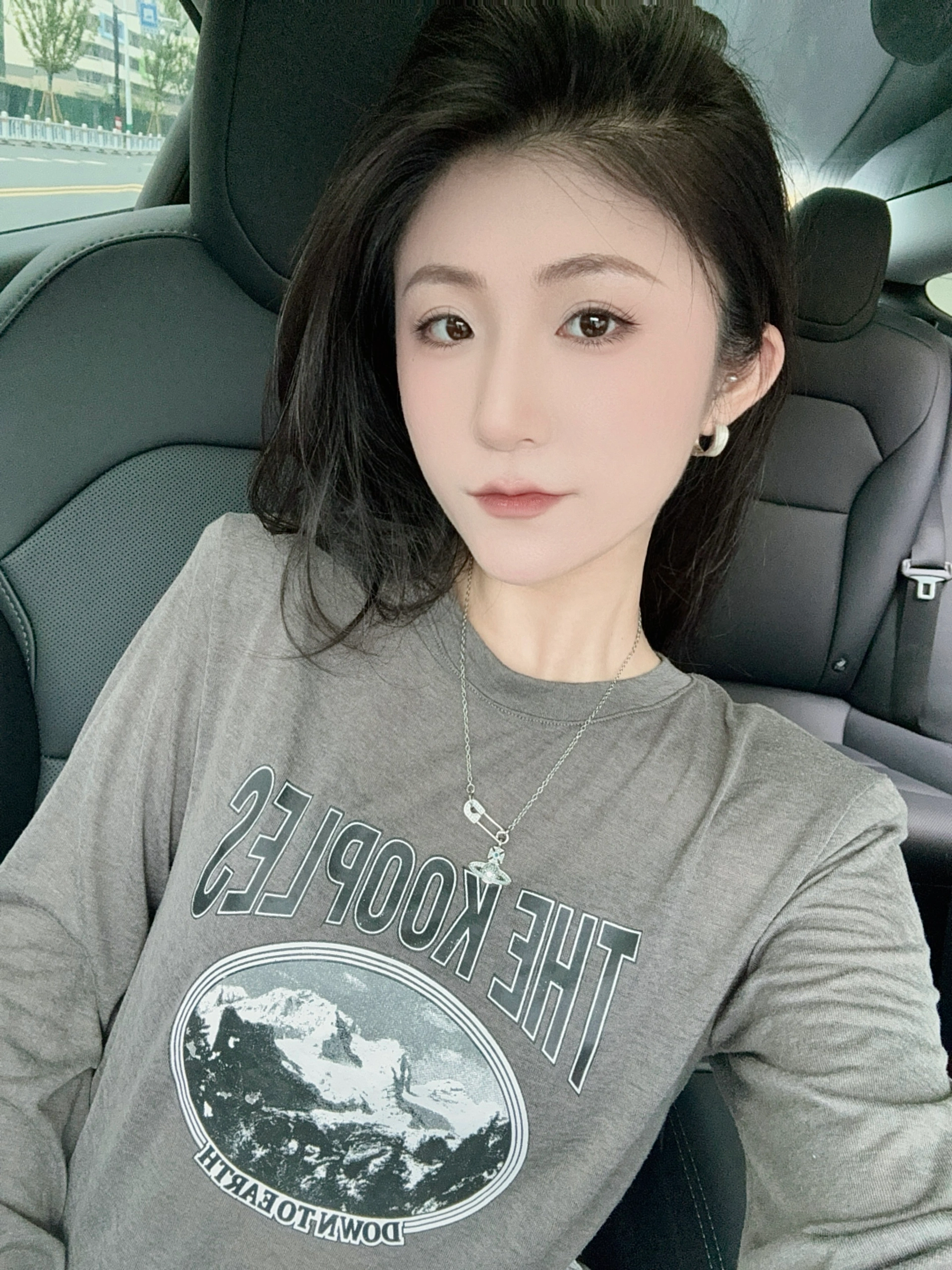 特斯拉女车主｜爱自己的方式有千千万万种 爱自己的方式有千千万万种
比如在疲惫时买一块最喜欢的蛋糕
让甜蜜融化所有压力
比如逛超市时毫不犹豫拿下那包馋了很久的零食
满足味蕾的小确幸
又比如策划一场说走就走的旅行
在陌生的街道上 用脚步丈量世界的温柔
	
生活偶尔苦涩 但你可以主动加糖
那些微小而确定的快乐 都是对自己最温柔的犒赏
	
爱自己 就是要任性一点
人生不是待办清单 而是体验清单
	
胃要装满美食 眼睛要装满风景
心里要装满对自己的偏爱
赚钱的意义
不就是为了理直气壮地宠自己吗⁉️
	
#好物分享 #浪漫生活的记录者 #外出必备 #u型枕#JOURPLAN旅行枕 #出差人必备 #记录吧就现在 #特斯拉车主 #旅行出差好物分享 #车内plog博主 @何子