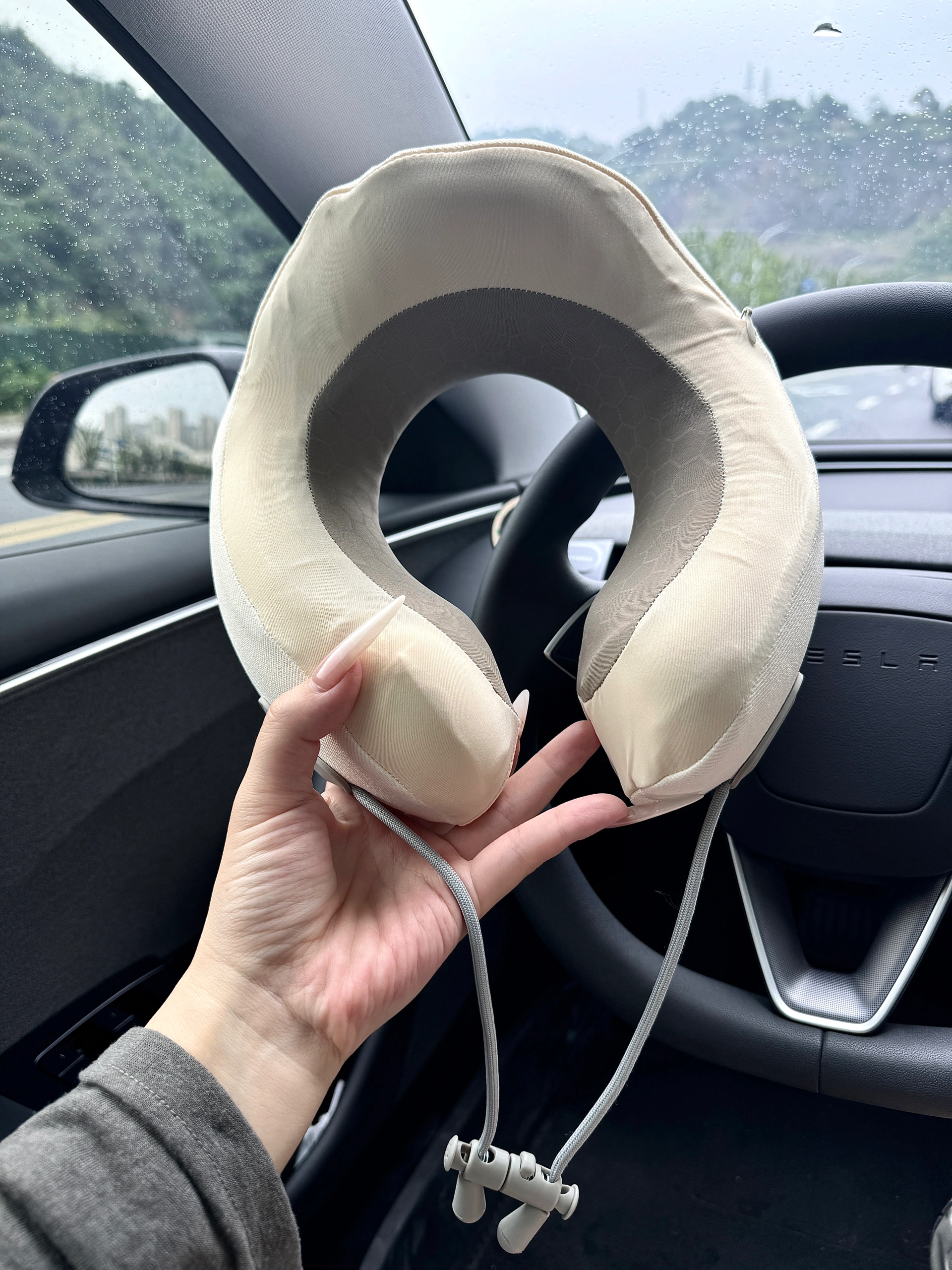 特斯拉女车主｜爱自己的方式有千千万万种 爱自己的方式有千千万万种
比如在疲惫时买一块最喜欢的蛋糕
让甜蜜融化所有压力
比如逛超市时毫不犹豫拿下那包馋了很久的零食
满足味蕾的小确幸
又比如策划一场说走就走的旅行
在陌生的街道上 用脚步丈量世界的温柔
	
生活偶尔苦涩 但你可以主动加糖
那些微小而确定的快乐 都是对自己最温柔的犒赏
	
爱自己 就是要任性一点
人生不是待办清单 而是体验清单
	
胃要装满美食 眼睛要装满风景
心里要装满对自己的偏爱
赚钱的意义
不就是为了理直气壮地宠自己吗⁉️
	
#好物分享 #浪漫生活的记录者 #外出必备 #u型枕#JOURPLAN旅行枕 #出差人必备 #记录吧就现在 #特斯拉车主 #旅行出差好物分享 #车内plog博主 @何子