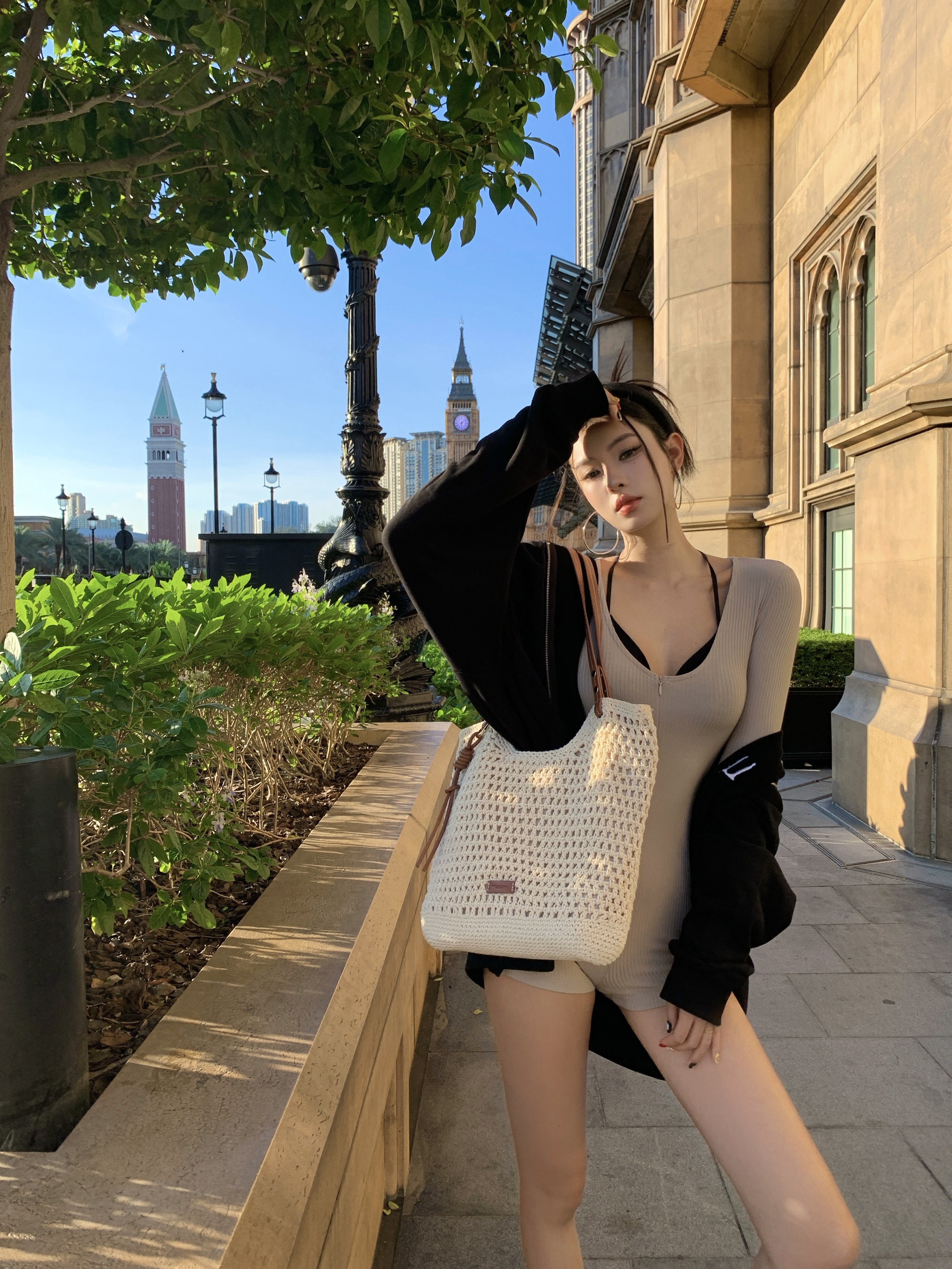 🌤️傍晚六点的Macao铁塔下 海岛城市 名不虚传 紫外线不输东南亚
纸醉金迷下的这座城市也是美丽的 除了好贵没别的毛病～
（龙牌卫衣真好看
	
#赶在日落前 #澳门巴黎铁塔 #澳门巴黎人 #权志龙卫衣 #城市氛围感 #旅行碎片 @Xi0（备婚版）