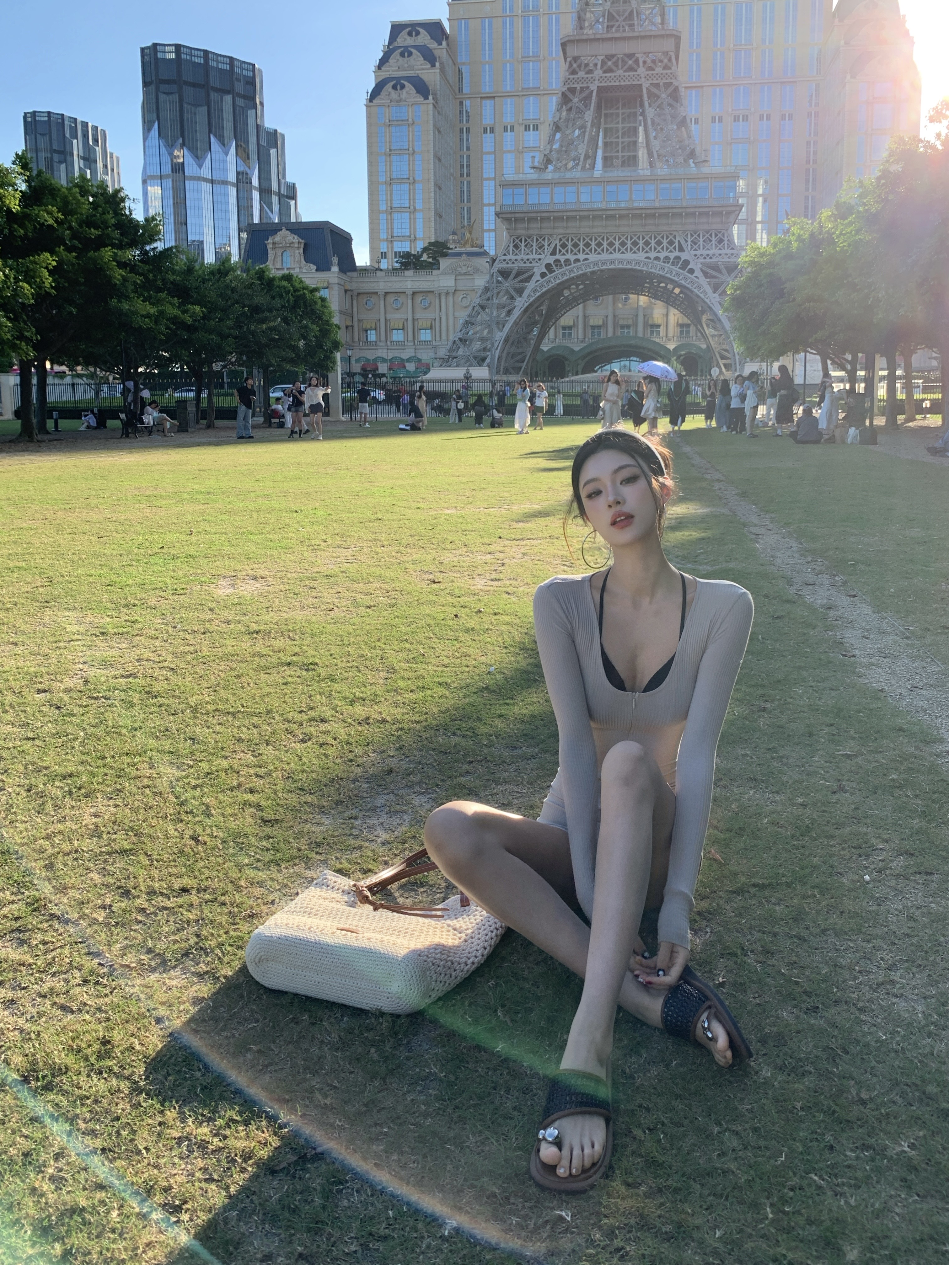 🌤️傍晚六点的Macao铁塔下 海岛城市 名不虚传 紫外线不输东南亚
纸醉金迷下的这座城市也是美丽的 除了好贵没别的毛病～
（龙牌卫衣真好看
	
#赶在日落前 #澳门巴黎铁塔 #澳门巴黎人 #权志龙卫衣 #城市氛围感 #旅行碎片 @Xi0（备婚版）