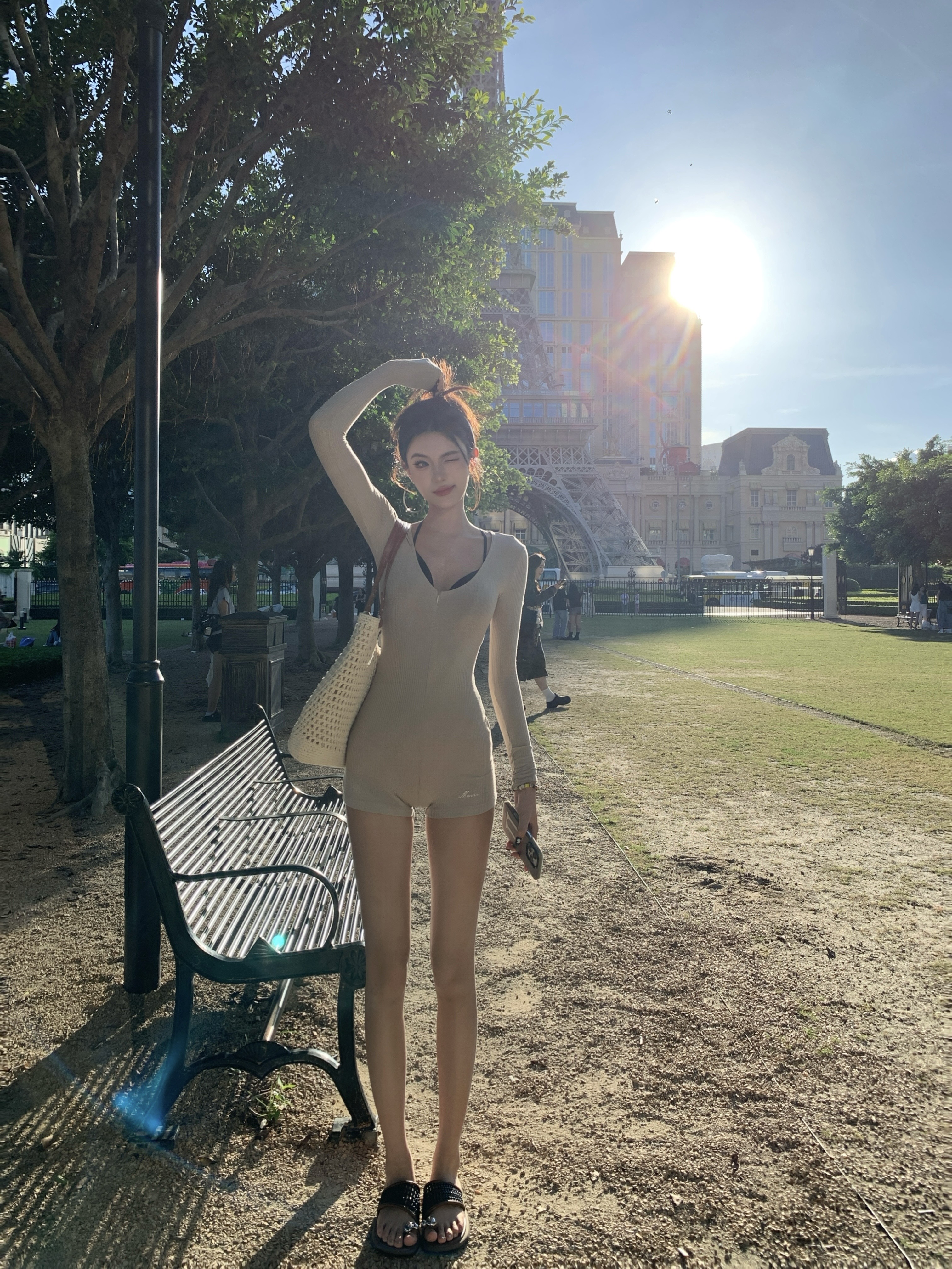 🌤️傍晚六点的Macao铁塔下 海岛城市 名不虚传 紫外线不输东南亚
纸醉金迷下的这座城市也是美丽的 除了好贵没别的毛病～
（龙牌卫衣真好看
	
#赶在日落前 #澳门巴黎铁塔 #澳门巴黎人 #权志龙卫衣 #城市氛围感 #旅行碎片 @Xi0（备婚版）