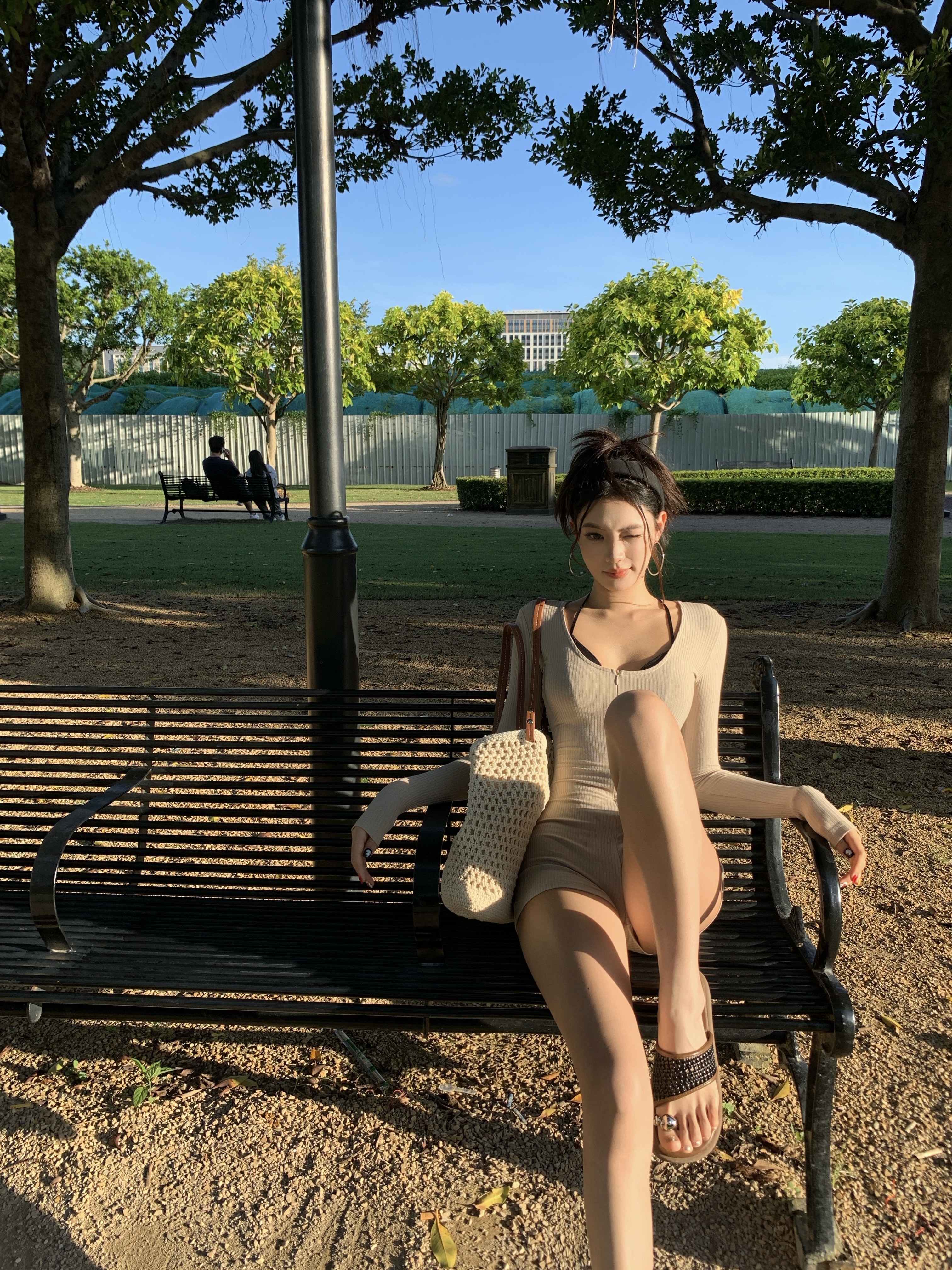 🌤️傍晚六点的Macao铁塔下 海岛城市 名不虚传 紫外线不输东南亚
纸醉金迷下的这座城市也是美丽的 除了好贵没别的毛病～
（龙牌卫衣真好看
	
#赶在日落前 #澳门巴黎铁塔 #澳门巴黎人 #权志龙卫衣 #城市氛围感 #旅行碎片 @Xi0（备婚版）