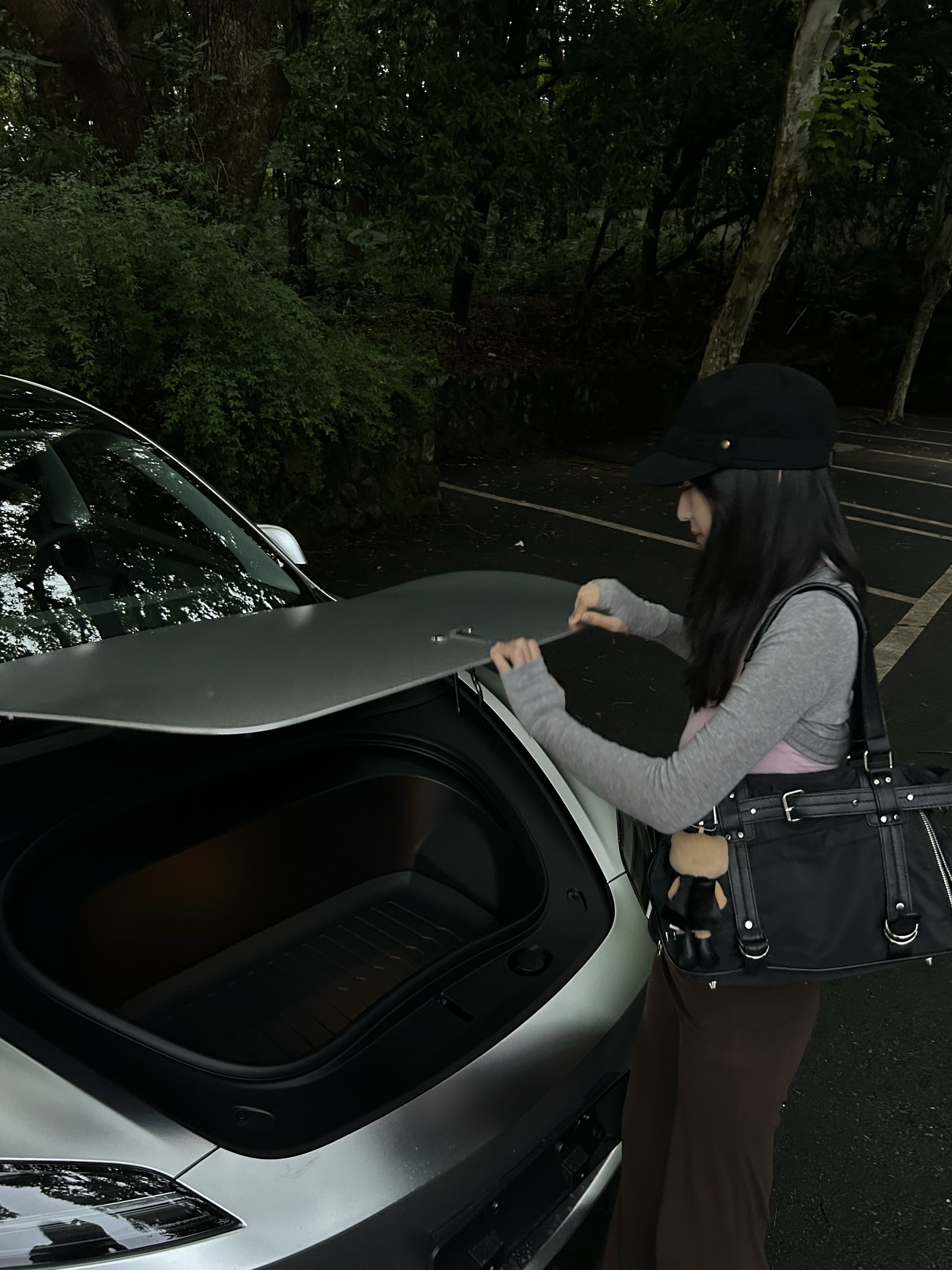 贴完膜的那一刻都值了 朋友说我提车拍的像广告一样！
这个颜色和下雨天也太配了点
天晴🌞是哑光的，下雨🌧️是镭射的
#tesla
#Model3
#是我的梦中情车 @KALIA