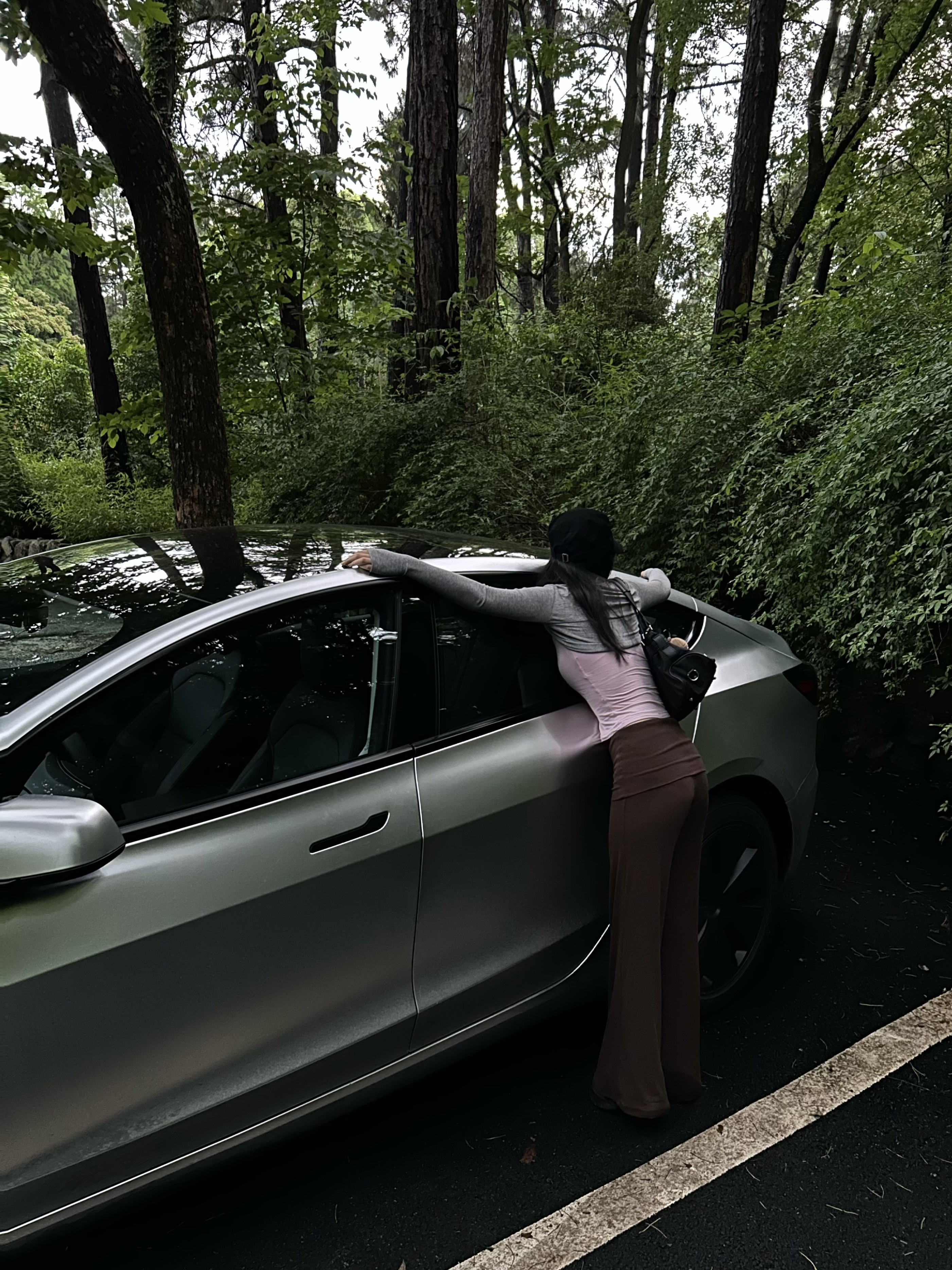 贴完膜的那一刻都值了 朋友说我提车拍的像广告一样！
这个颜色和下雨天也太配了点
天晴🌞是哑光的，下雨🌧️是镭射的
#tesla
#Model3
#是我的梦中情车 @KALIA