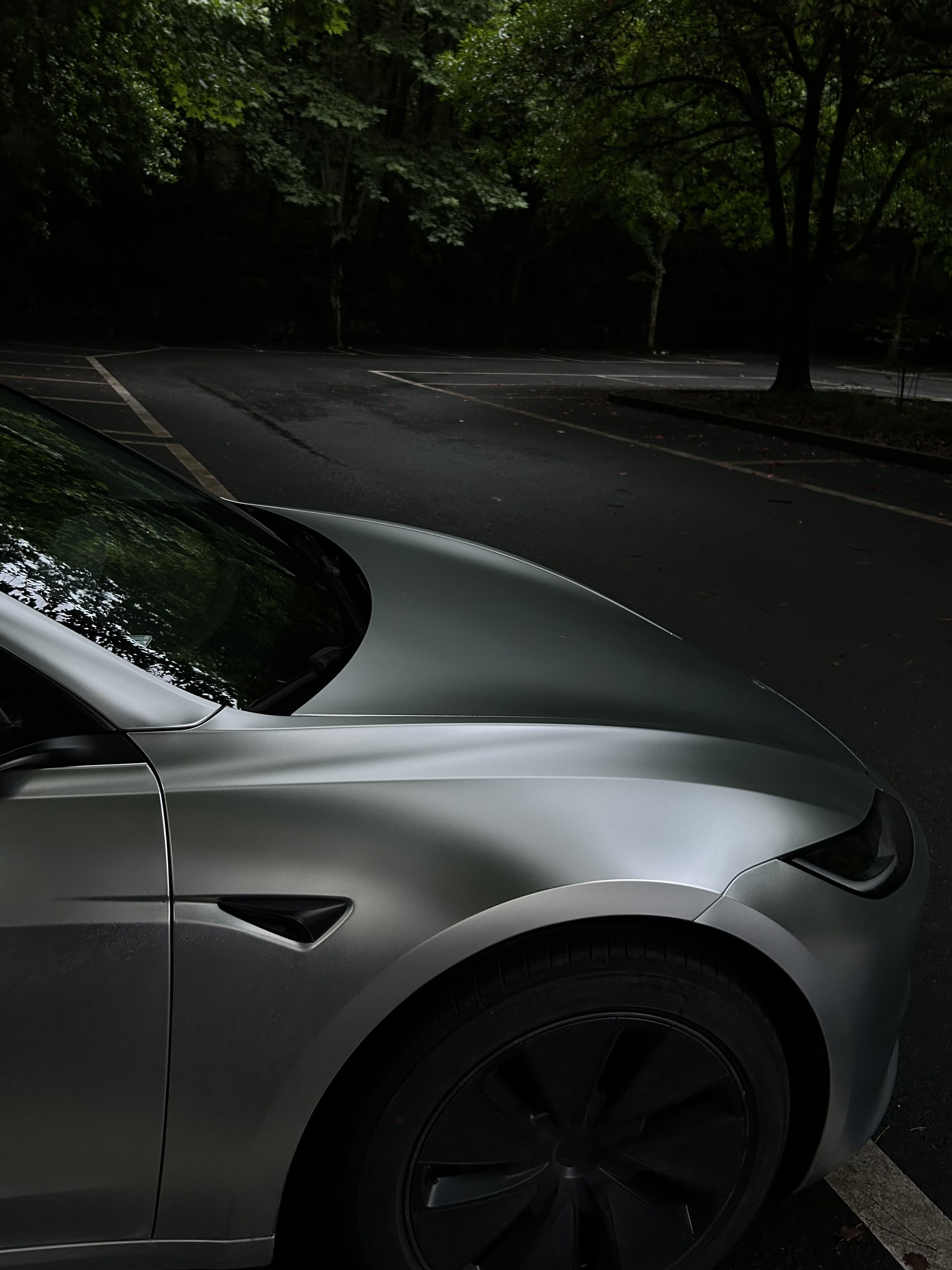 贴完膜的那一刻都值了 朋友说我提车拍的像广告一样！
这个颜色和下雨天也太配了点
天晴🌞是哑光的，下雨🌧️是镭射的
#tesla
#Model3
#是我的梦中情车 @KALIA