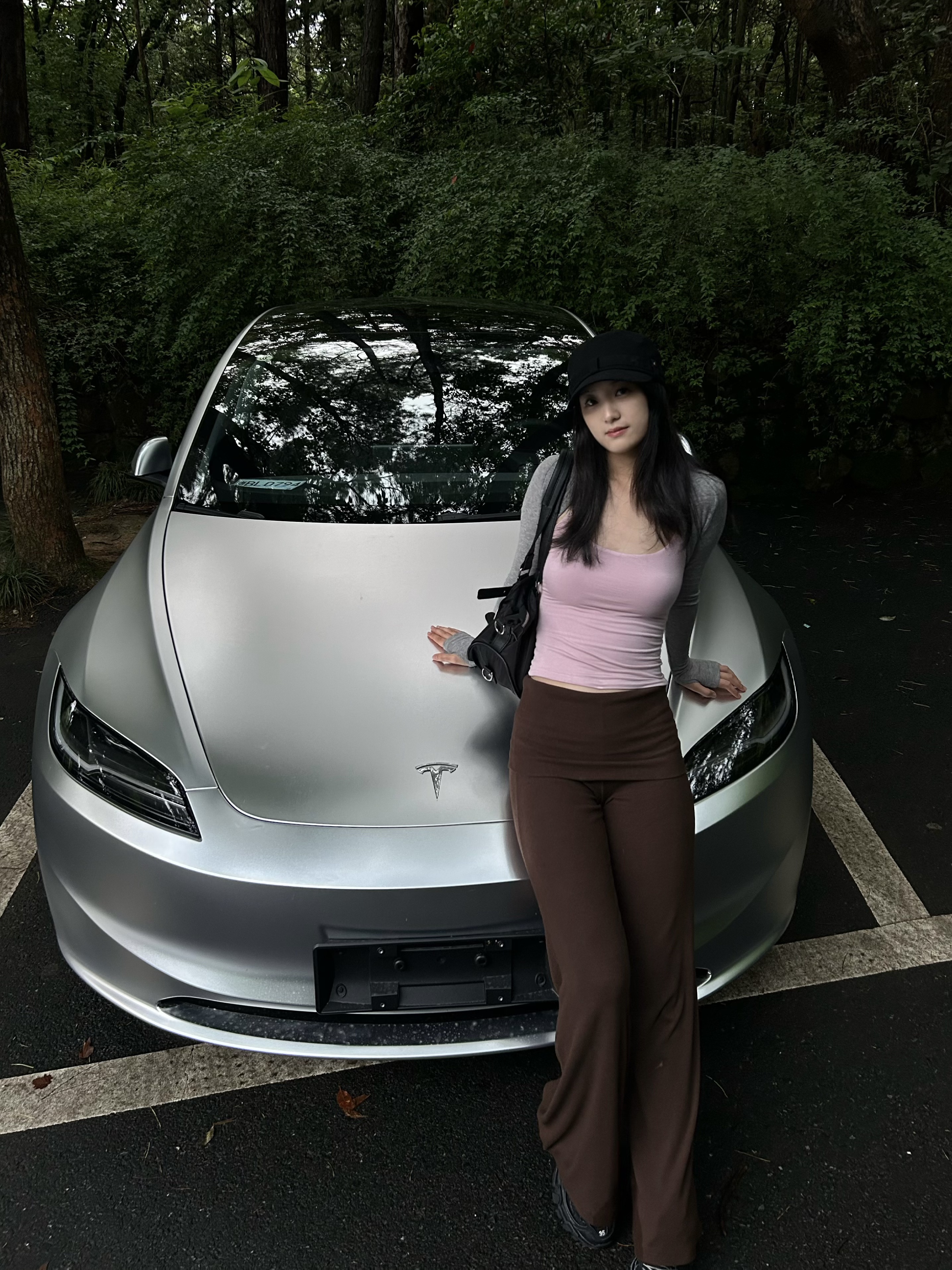 贴完膜的那一刻都值了 朋友说我提车拍的像广告一样！
这个颜色和下雨天也太配了点
天晴🌞是哑光的，下雨🌧️是镭射的
#tesla
#Model3
#是我的梦中情车 @KALIA