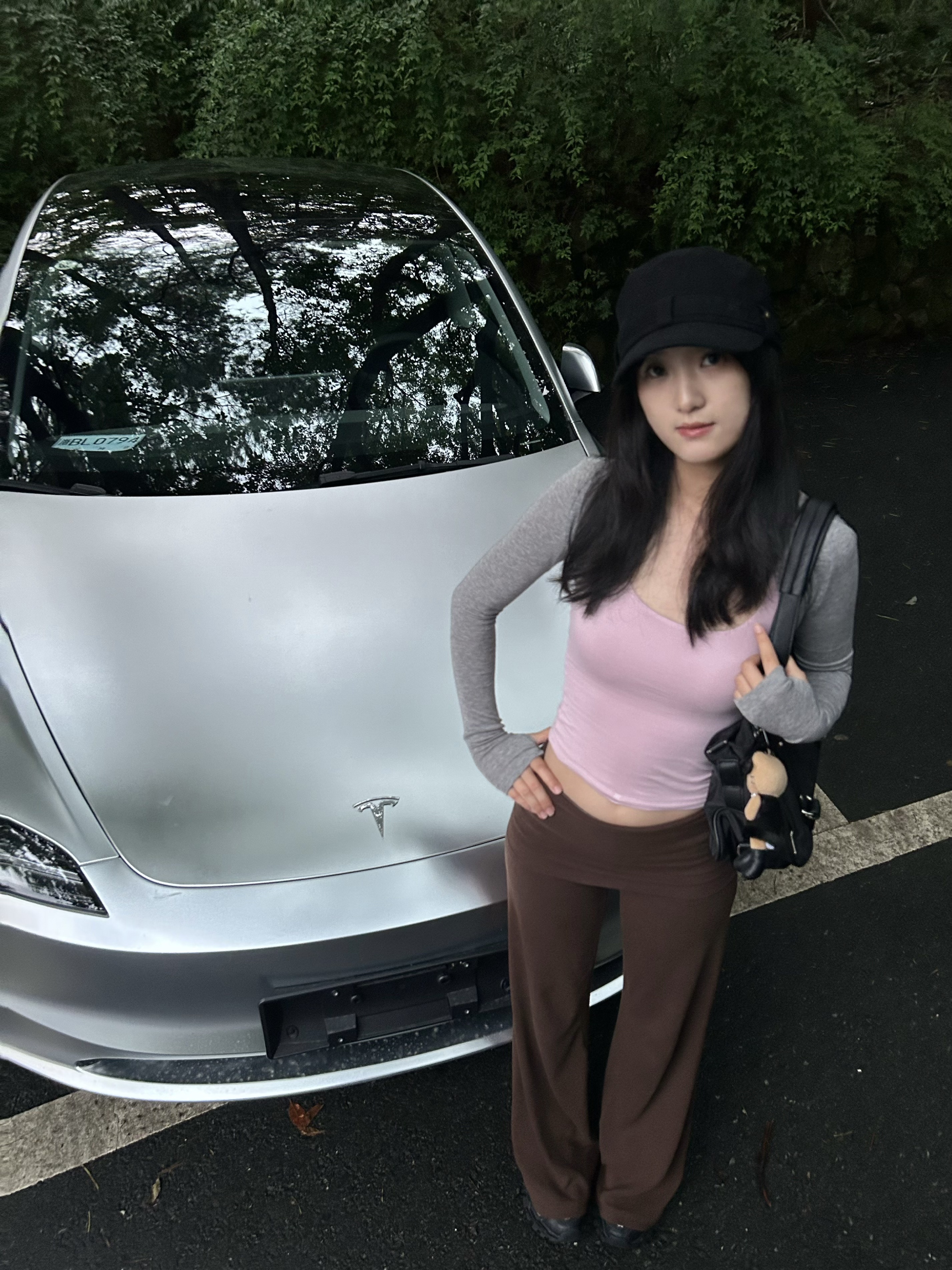 贴完膜的那一刻都值了 朋友说我提车拍的像广告一样！
这个颜色和下雨天也太配了点
天晴🌞是哑光的，下雨🌧️是镭射的
#tesla
#Model3
#是我的梦中情车 @KALIA