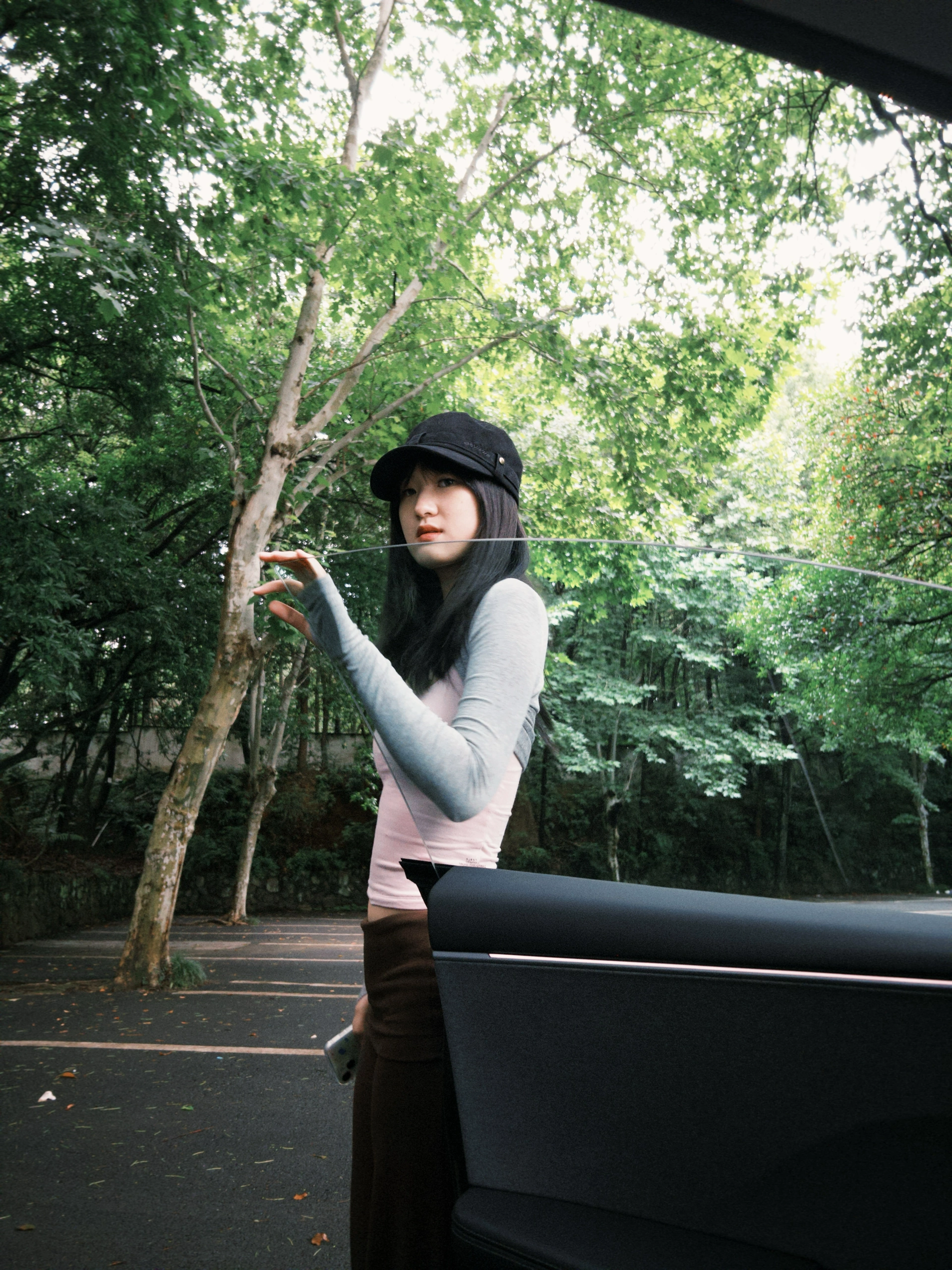 贴完膜的那一刻都值了 朋友说我提车拍的像广告一样！
这个颜色和下雨天也太配了点
天晴🌞是哑光的，下雨🌧️是镭射的
#tesla
#Model3
#是我的梦中情车 @KALIA