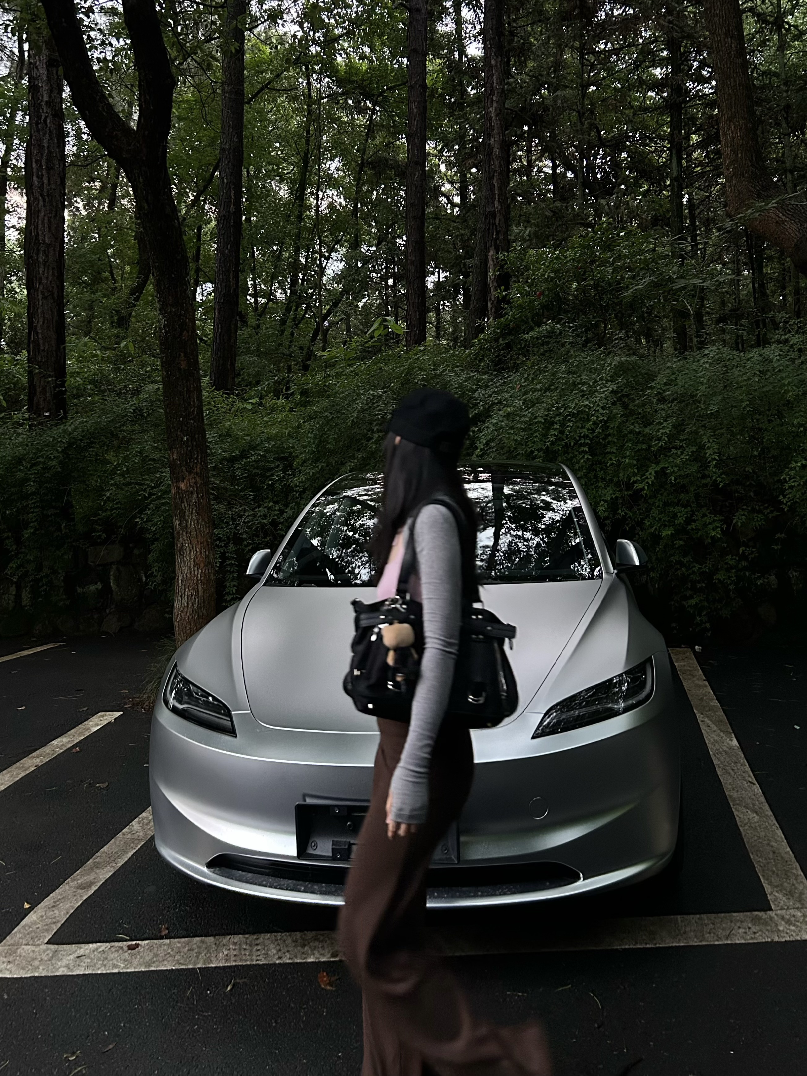 贴完膜的那一刻都值了 朋友说我提车拍的像广告一样！
这个颜色和下雨天也太配了点
天晴🌞是哑光的，下雨🌧️是镭射的
#tesla
#Model3
#是我的梦中情车 @KALIA