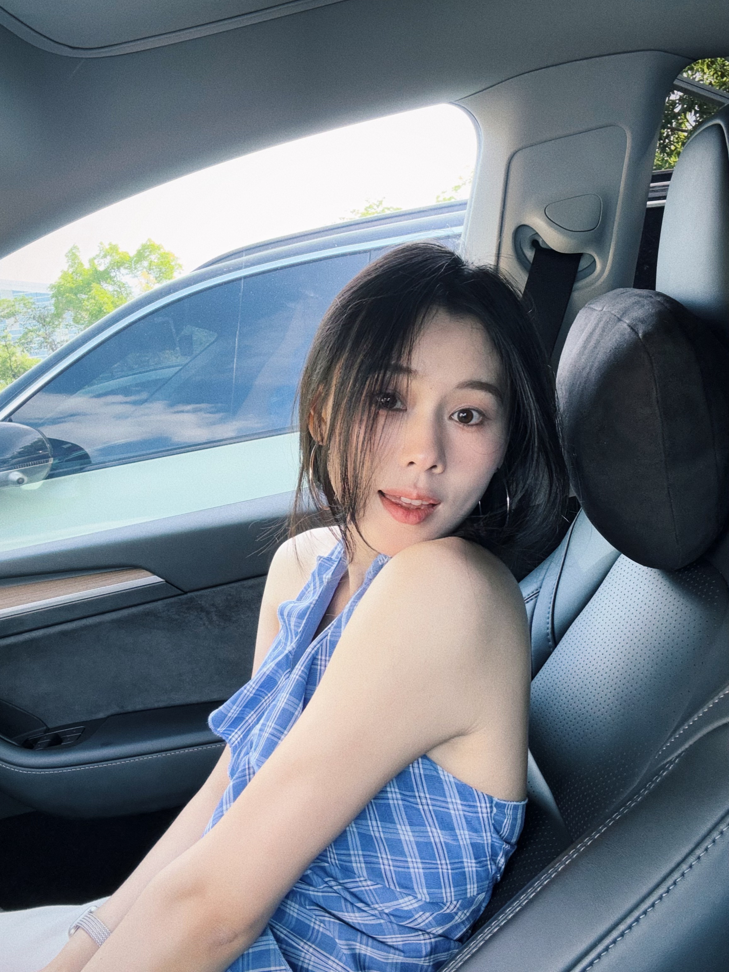 特斯拉｜365线汽车博主的：小小日常 今天周六，打工人精致地开车出门啦！
不知道是不是上了年纪，好喜欢各种各样的颜色，
蓝蓝绿绿粉粉的，
中年少女心泛滥了[萌萌哒R]
	
#特斯拉modely #汽车博主#车内拍照 #穿搭 #一人一件车载好物 #车载好物 #定格车内氛围感 #我爱我的车搭子 #女生车里有什么 @阿钟