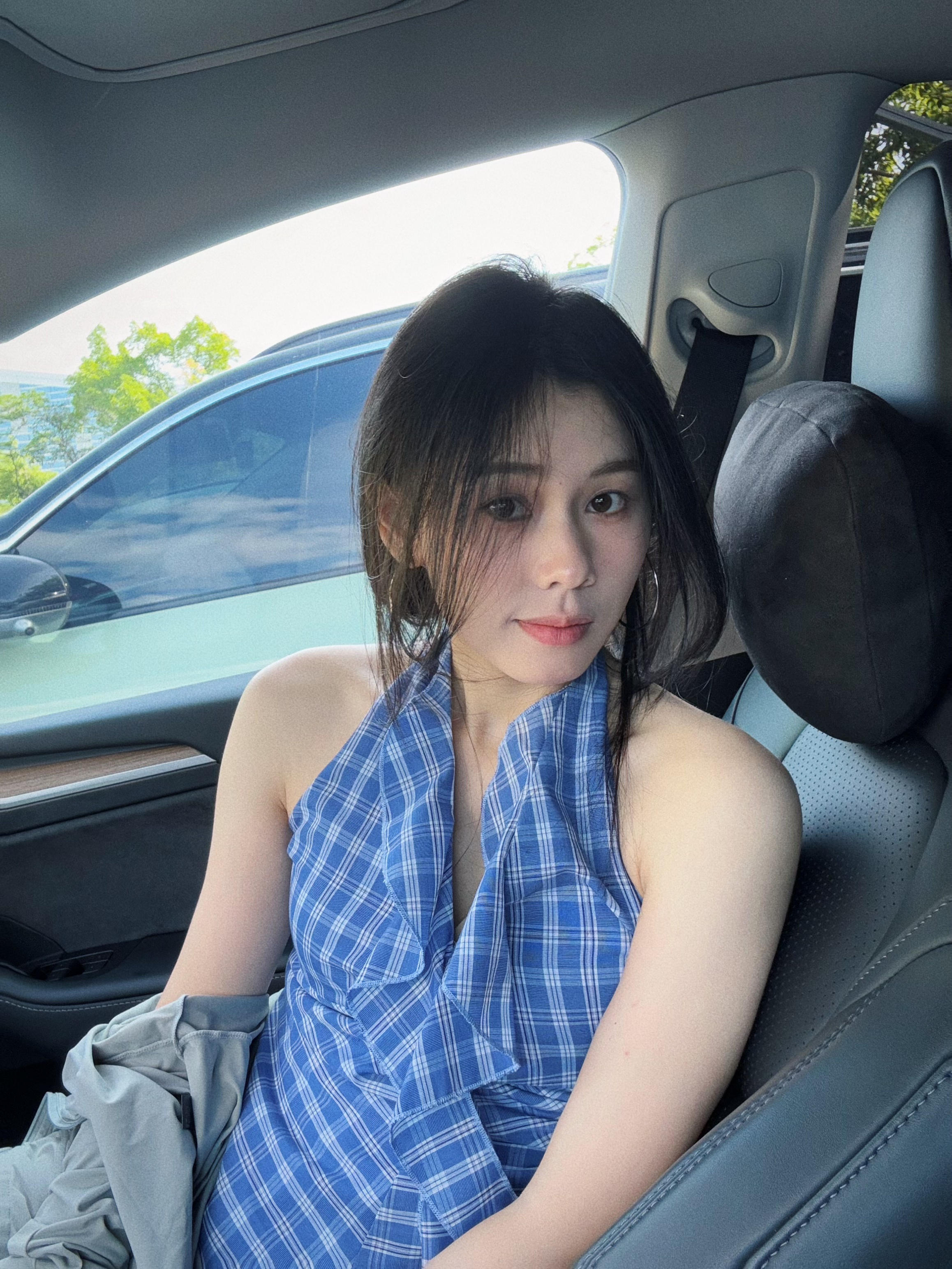 特斯拉｜365线汽车博主的：小小日常 今天周六，打工人精致地开车出门啦！
不知道是不是上了年纪，好喜欢各种各样的颜色，
蓝蓝绿绿粉粉的，
中年少女心泛滥了[萌萌哒R]
	
#特斯拉modely #汽车博主#车内拍照 #穿搭 #一人一件车载好物 #车载好物 #定格车内氛围感 #我爱我的车搭子 #女生车里有什么 @阿钟