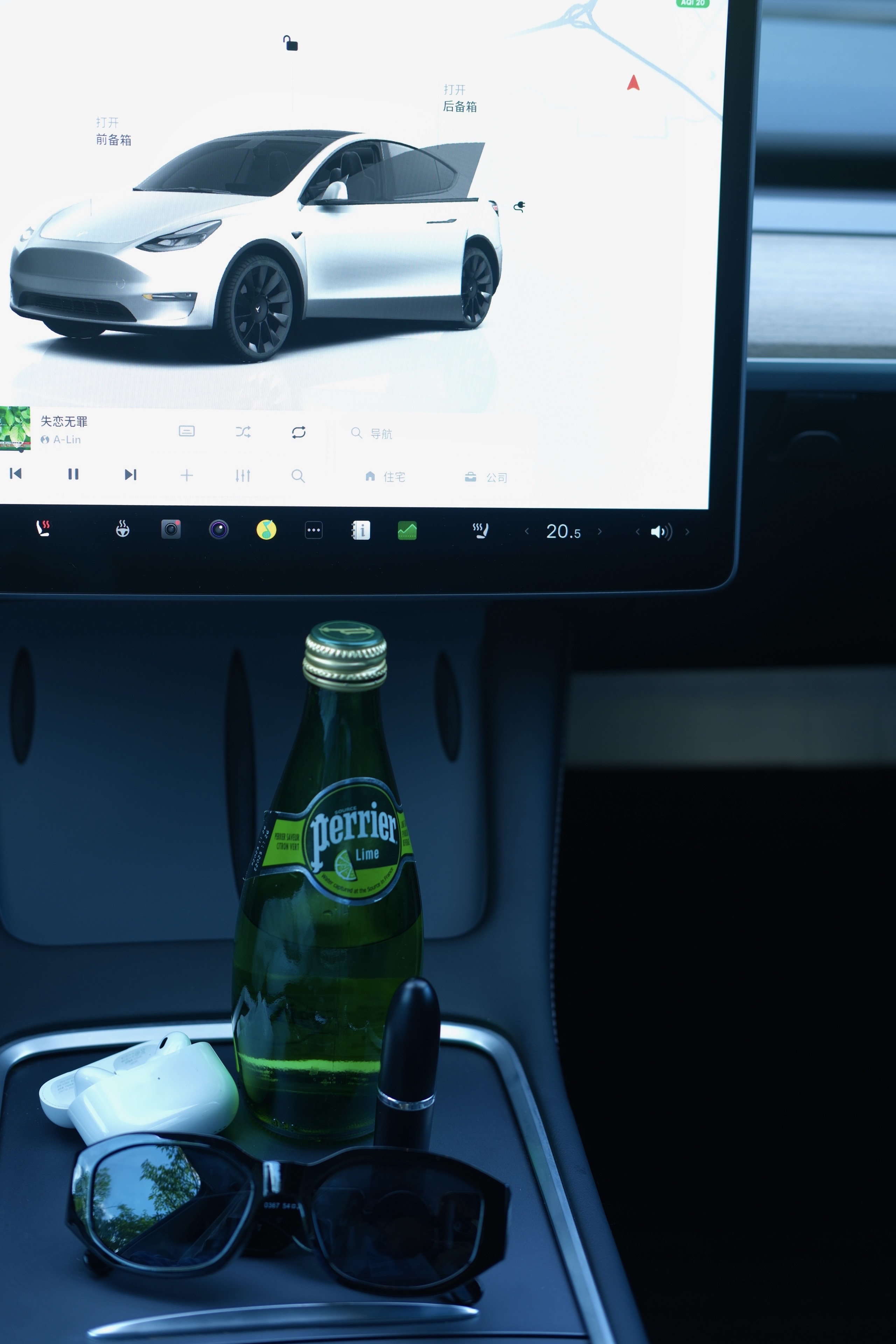 特斯拉｜365线汽车博主的：小小日常 今天周六，打工人精致地开车出门啦！
不知道是不是上了年纪，好喜欢各种各样的颜色，
蓝蓝绿绿粉粉的，
中年少女心泛滥了[萌萌哒R]
	
#特斯拉modely #汽车博主#车内拍照 #穿搭 #一人一件车载好物 #车载好物 #定格车内氛围感 #我爱我的车搭子 #女生车里有什么 @阿钟