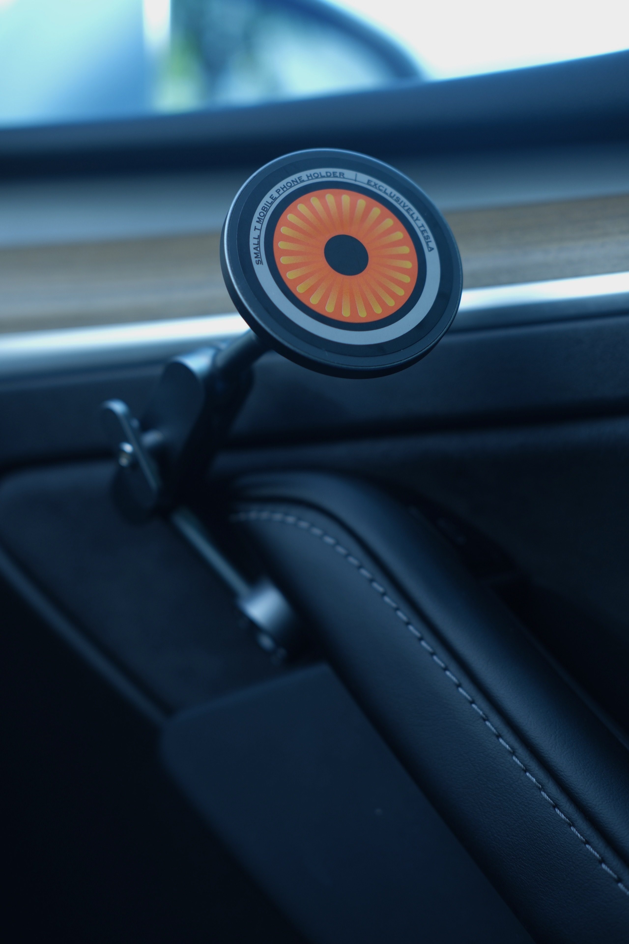 特斯拉｜365线汽车博主的：小小日常 今天周六，打工人精致地开车出门啦！
不知道是不是上了年纪，好喜欢各种各样的颜色，
蓝蓝绿绿粉粉的，
中年少女心泛滥了[萌萌哒R]
	
#特斯拉modely #汽车博主#车内拍照 #穿搭 #一人一件车载好物 #车载好物 #定格车内氛围感 #我爱我的车搭子 #女生车里有什么 @阿钟