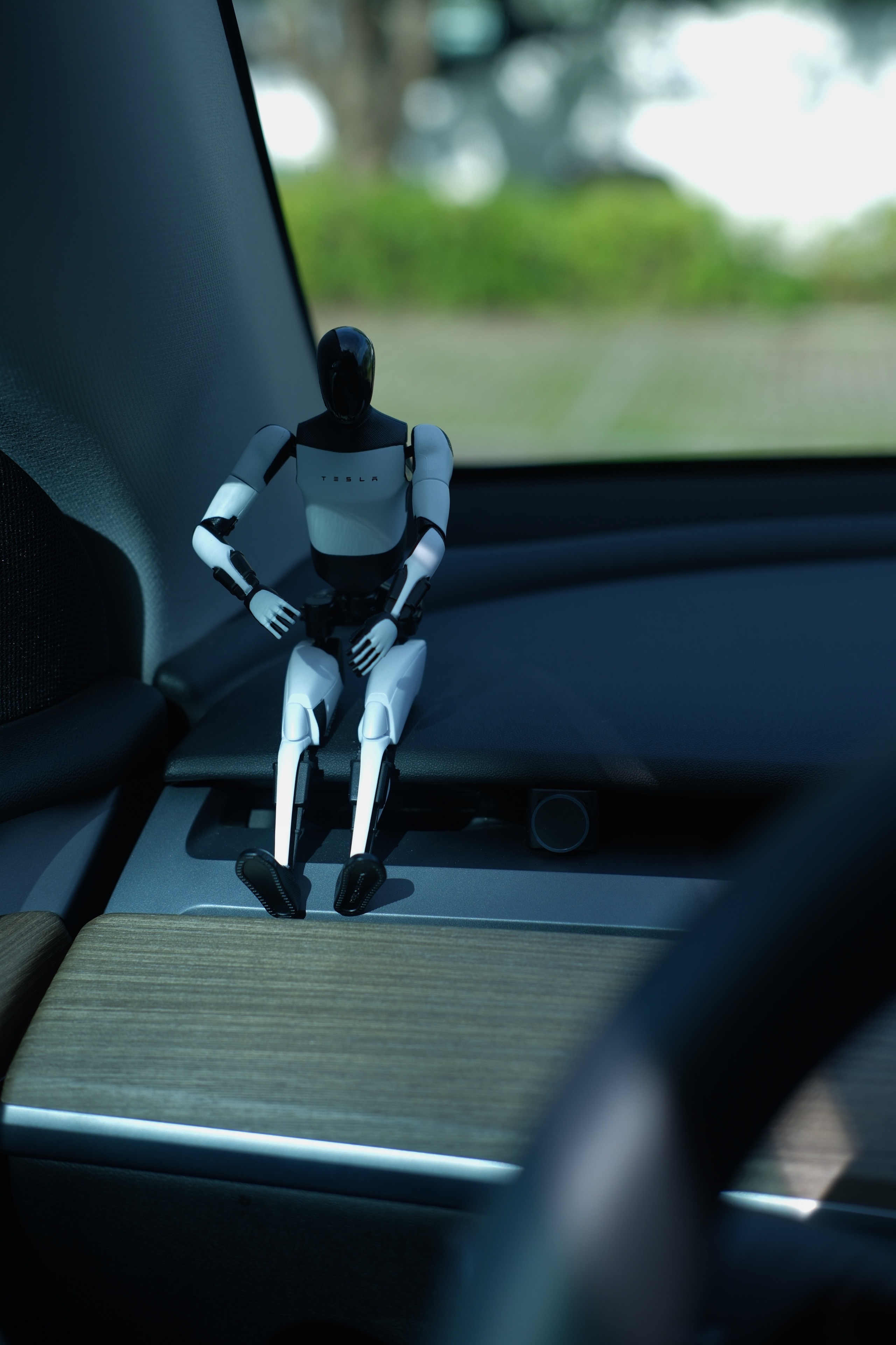 特斯拉｜365线汽车博主的：小小日常 今天周六，打工人精致地开车出门啦！
不知道是不是上了年纪，好喜欢各种各样的颜色，
蓝蓝绿绿粉粉的，
中年少女心泛滥了[萌萌哒R]
	
#特斯拉modely #汽车博主#车内拍照 #穿搭 #一人一件车载好物 #车载好物 #定格车内氛围感 #我爱我的车搭子 #女生车里有什么 @阿钟