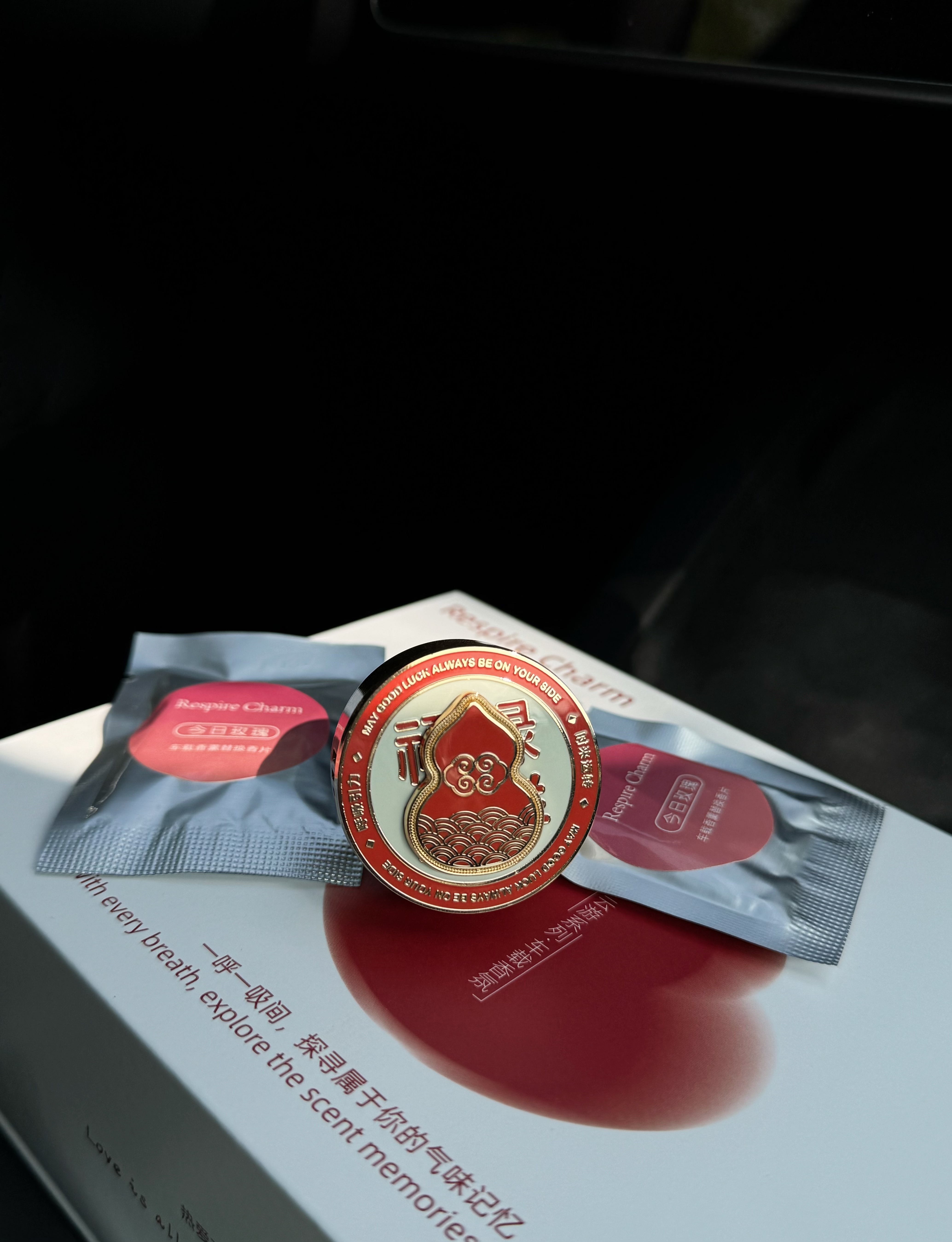 🔴非得bba嘛？我开特斯拉不能带你转圈圈吗？ 你问我亲嘴什么感觉？💋
我一个开特斯拉的怎么知道？
你问隔壁BBA
他们嘴都快亲烂了！
	
近期总有朋友转这个梗给我[石化R]
太真实了…单身久了，副驾座都快长草了🌱
	
闪婚的姐妹实在看不下去
把她据说能招桃花的水晶传给了我
还塞给我一个“转运”的小玩意儿
/
圆圆的金属外壳，质感在线
上面有个精致的红色珐琅工艺小葫芦
妙得是：它居然能旋转！🔴✨
	
香味选的是「今日玫瑰」🌹
不是那种浓烈扑鼻的香
是淡淡的、很舒服的味道
开车时若隐若现飘来一丝玫瑰香
有点小浪漫💕
	
#车载香薰 #车载好物
#女生车里有什么 #新车礼物
#一人一件车载好物
#高颜值汽车好物 #汽车氛围感
#特斯拉 #modely #特斯拉车主 @发财佐伊