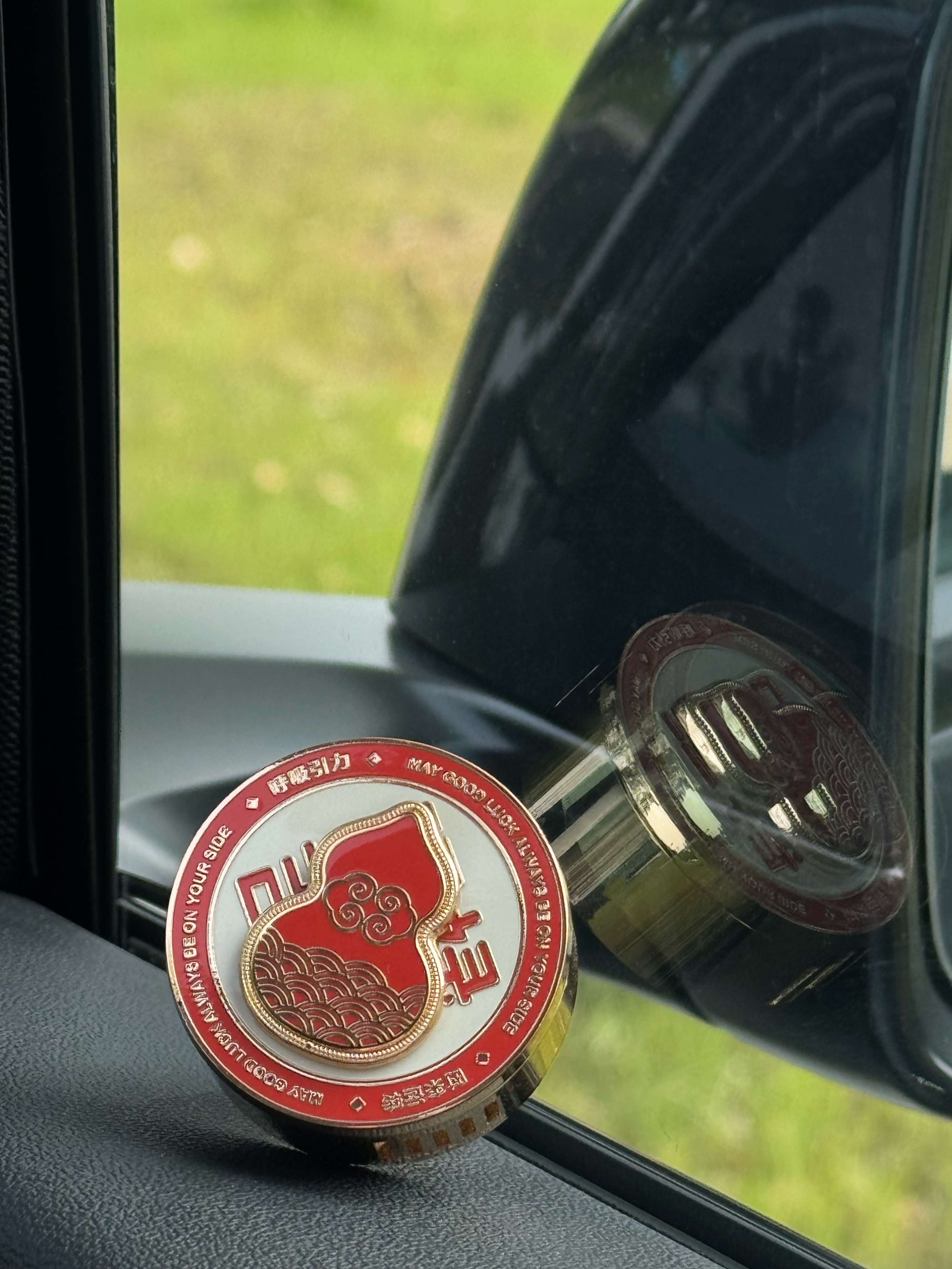 🔴非得bba嘛？我开特斯拉不能带你转圈圈吗？ 你问我亲嘴什么感觉？💋
我一个开特斯拉的怎么知道？
你问隔壁BBA
他们嘴都快亲烂了！
	
近期总有朋友转这个梗给我[石化R]
太真实了…单身久了，副驾座都快长草了🌱
	
闪婚的姐妹实在看不下去
把她据说能招桃花的水晶传给了我
还塞给我一个“转运”的小玩意儿
/
圆圆的金属外壳，质感在线
上面有个精致的红色珐琅工艺小葫芦
妙得是：它居然能旋转！🔴✨
	
香味选的是「今日玫瑰」🌹
不是那种浓烈扑鼻的香
是淡淡的、很舒服的味道
开车时若隐若现飘来一丝玫瑰香
有点小浪漫💕
	
#车载香薰 #车载好物
#女生车里有什么 #新车礼物
#一人一件车载好物
#高颜值汽车好物 #汽车氛围感
#特斯拉 #modely #特斯拉车主 @发财佐伊