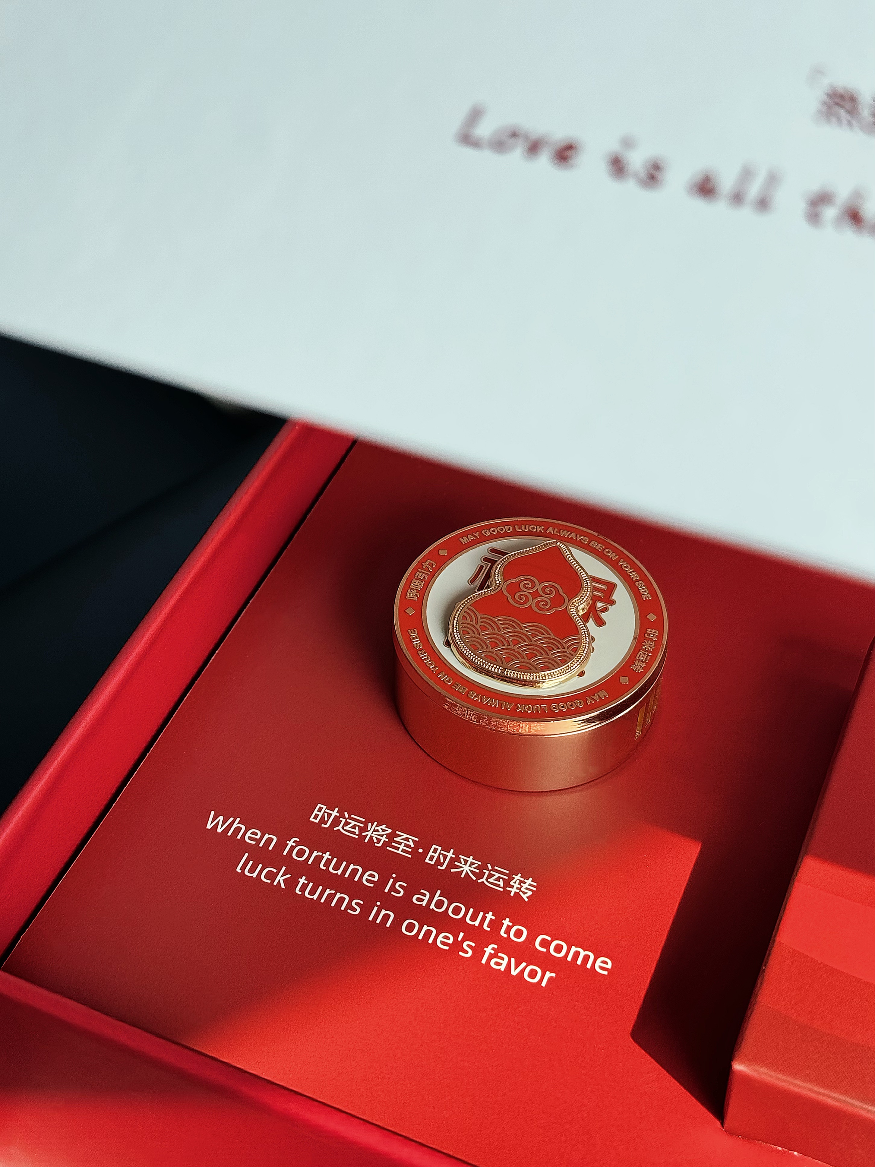 🔴非得bba嘛？我开特斯拉不能带你转圈圈吗？ 你问我亲嘴什么感觉？💋
我一个开特斯拉的怎么知道？
你问隔壁BBA
他们嘴都快亲烂了！
	
近期总有朋友转这个梗给我[石化R]
太真实了…单身久了，副驾座都快长草了🌱
	
闪婚的姐妹实在看不下去
把她据说能招桃花的水晶传给了我
还塞给我一个“转运”的小玩意儿
/
圆圆的金属外壳，质感在线
上面有个精致的红色珐琅工艺小葫芦
妙得是：它居然能旋转！🔴✨
	
香味选的是「今日玫瑰」🌹
不是那种浓烈扑鼻的香
是淡淡的、很舒服的味道
开车时若隐若现飘来一丝玫瑰香
有点小浪漫💕
	
#车载香薰 #车载好物
#女生车里有什么 #新车礼物
#一人一件车载好物
#高颜值汽车好物 #汽车氛围感
#特斯拉 #modely #特斯拉车主 @发财佐伊