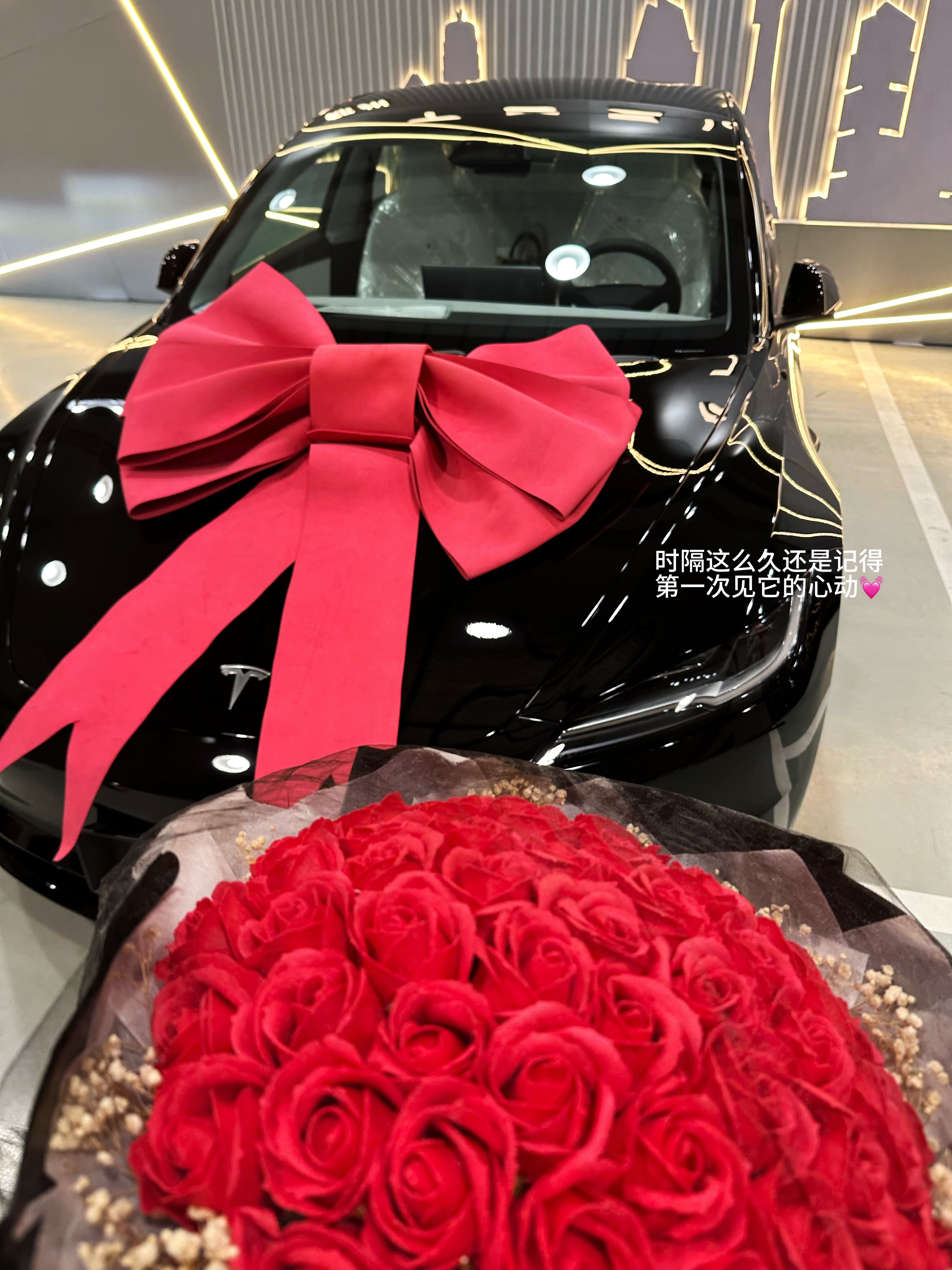 24岁｜喜提人生第一辆车🚗 特斯拉焕新版model3，没想到在24岁的时候拥有了属于自己的车车🎉有车以后体会到了说走就走的快乐🎉
最近连续多雨🌧️幸福感爆棚，再也不用骑着🛵躲雨了，小电车就是我移动的🌂尽力把它装版的漂亮一些，开车时间长了脖子就会很酸[哭惹R]偶然坐朋友的车发现她有一个靠枕发现真的很舒服，当天晚上就下单了一个，都说特斯拉是毛坯房，慢慢被我变成了“精装房”～[萌萌哒R]
姐妹们有没有这样的经历，有一段时间特别想买东西，购物欲🛍️爆棚，有时候心静如水[买爆R]前两天突然想买手机壳，夏天到了五颜六色的款式看的我特别💓心动，就喜欢这种漂漂亮亮的小东西😊放在车里摆着心情都变好了
春去秋又来，时过境迁，我还是记得第一次见到它的样子#人生第一辆小车车 #爱上一辆车的瞬间 #提车日记 #适合女孩子的车 #颜值高的车#素人博主 #女生车内饰 #翻包记 @Abby