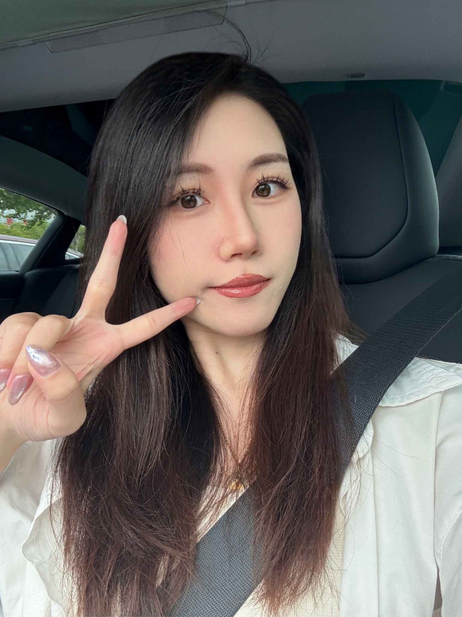 女司机自驾初体验🚗💨租车无忧怎么舒服怎么 最近浙江这个天气真是热到爆炸🔥
想约三五好友结伴去避暑，结果只有我有年假🤣
一时间不知道是心疼朋友还是心疼自己😅
新手小白哪敢一个自驾开长途，要担心的事情多到数不过来……
小红书翻了几天攻略，心痒痒还是想出去，心一横决定试试租车
不试不知道一试吓一跳🤯怎么从没人告诉过我租车🚗这么香啊！！
.
市面上租车平台好多，第一次最好选自己常用的平台🤔
我选的是去哪儿租车🚗 感觉性价比蛮高的！
博主馋特斯拉多年今日终于圆梦👐
整体的租车流程很丝滑，选了送车上门之后就不用再折腾老远去取车了！
对了，强烈建议第一次租车的姐妹把保障选到最高，或者可以直接选无忧租，这个是免车损的，而且一口价也不用担心有乱加价的问题，手残/小剐蹭完全不担心！新手姐妹完全没压力💕
.
🙋‍♀️女生租车建议根据性价比进行选择，选对合适的车开起来会更得心应手：
✅第一次租车的话建议选经济型轿车（如丰田卡罗拉），价格比较划算而且还是低电耗的，而且也比较使用
✅有经验的老司机可以按需选择SUV系列（如本田CR-V），动力足爬坡强，高配置带倒车影像+座椅加热，空间也够大~
✅最近我还打算租车试驾试试，比如一些很火的纯电车就可以用租车的方法试驾，感觉也特别方便
.
📝对了，去哪儿租车现在还有十亿补贴可以领，暑期的商战也是打到租车来了hhhh 方法给大家放在这里了👇
1️⃣打开【去哪儿旅行】APP
2️⃣主页搜索框戳进 🔍输入【223806】（记得是数字哦！）
3️⃣领完专属补贴再去下单！暑期55折起！新人叠加券简直折上折！
⚠️手快有手慢无，国内国外行程都可用！
.
果然只要选对工具，一个人也能实现自驾自由🚗
远离城市开进山间避暑什么的也太惬意了🍃空气好到醉氧！
姐妹们放心大胆出发吧！
#去哪儿租车 #汽车博主 #生活分享 #江浙沪周边游 #租车 #自驾游 #日常分享 #周末去哪儿 @土豆丝丝