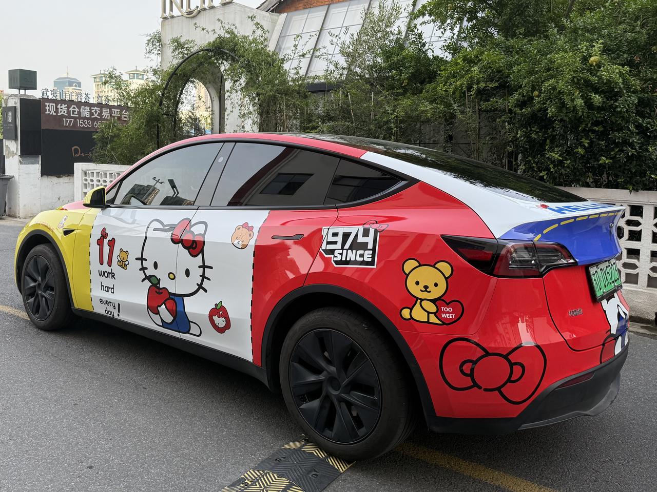 Model Y改色|我的Hello Kitty痛车 也是开上了kt车车了🎉#适合女孩子的车#hellokitty #车贴 #汽车彩绘 #汽车改色贴膜 #modely改色 #我的车真好看 #行走的多巴胺显眼车 #挑战全网的汽车猫 #kitty @可乐小皇帝🐶
