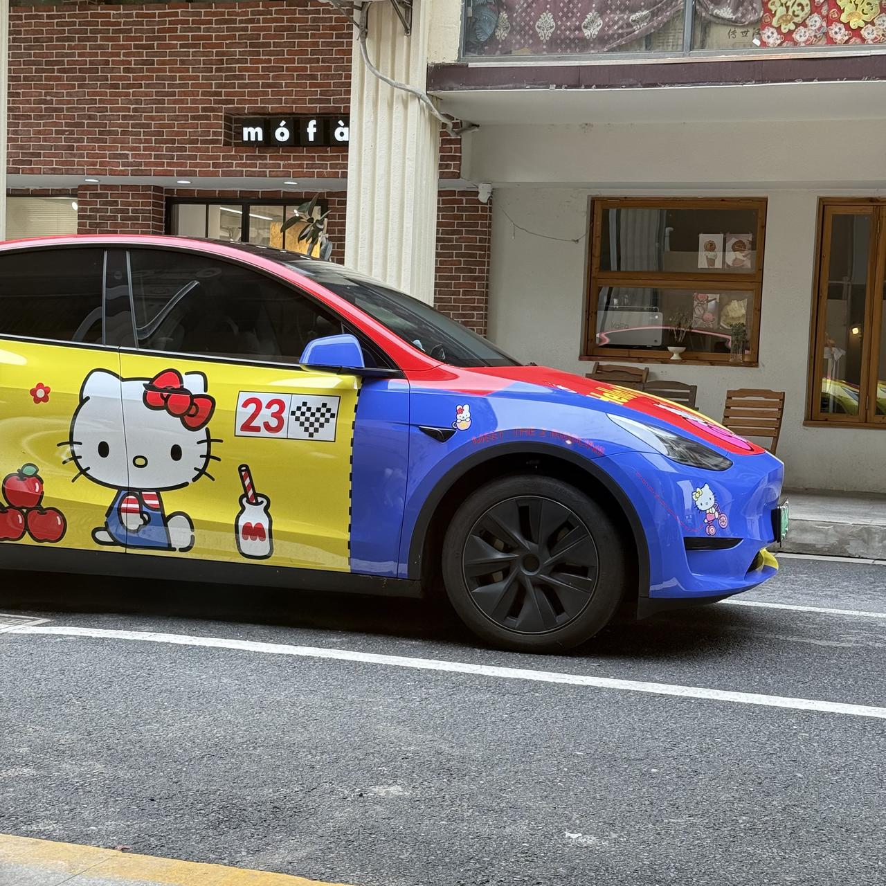 Model Y改色|我的Hello Kitty痛车 也是开上了kt车车了🎉#适合女孩子的车#hellokitty #车贴 #汽车彩绘 #汽车改色贴膜 #modely改色 #我的车真好看 #行走的多巴胺显眼车 #挑战全网的汽车猫 #kitty @可乐小皇帝🐶
